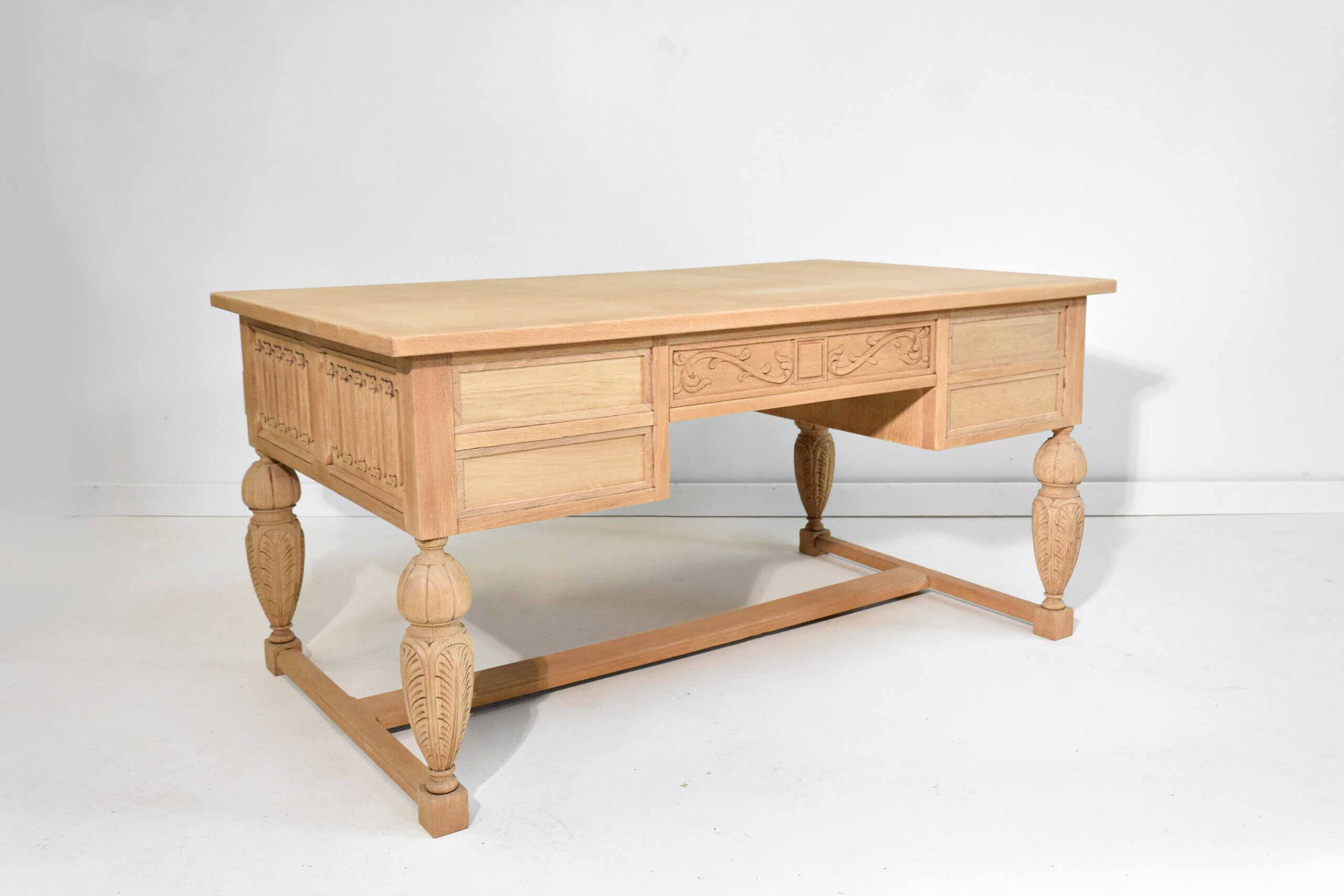 Bureau sculpté en chêne clair, style Renaissance