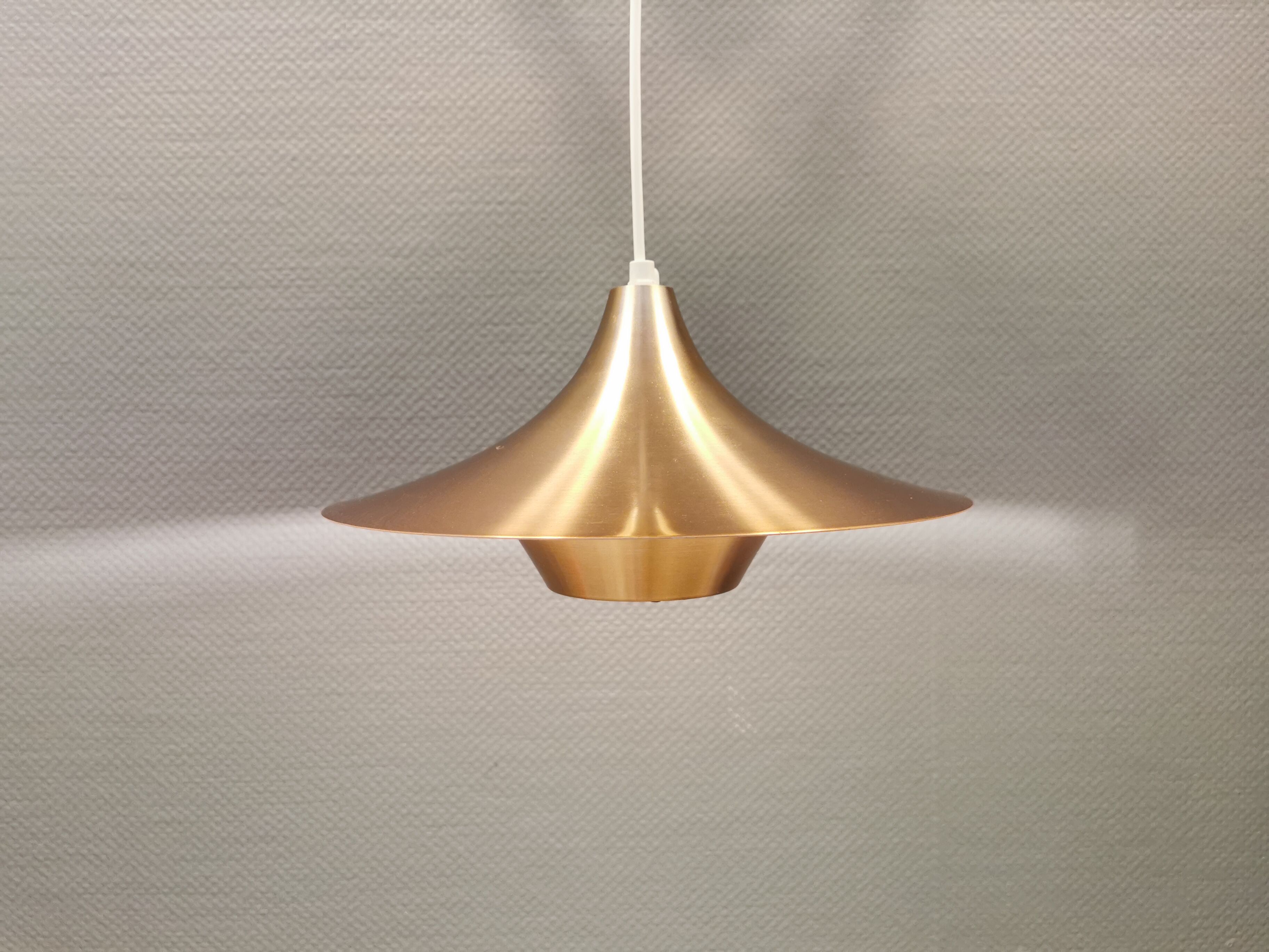 Ufo-like Danish hanging lamp, estimated from the 80s, made in copper colored lacquer.