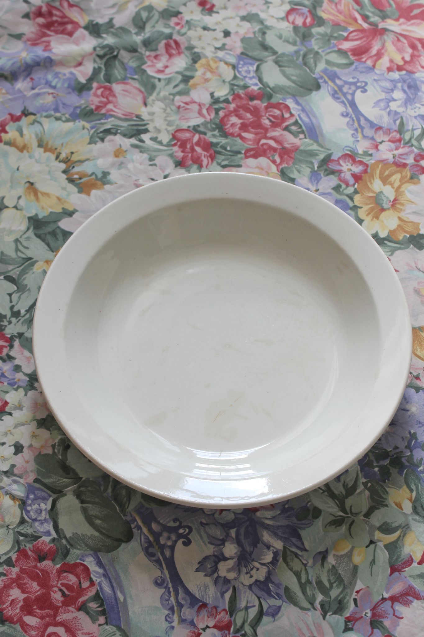 Plat creux saladier blanc en terre de fer Gien