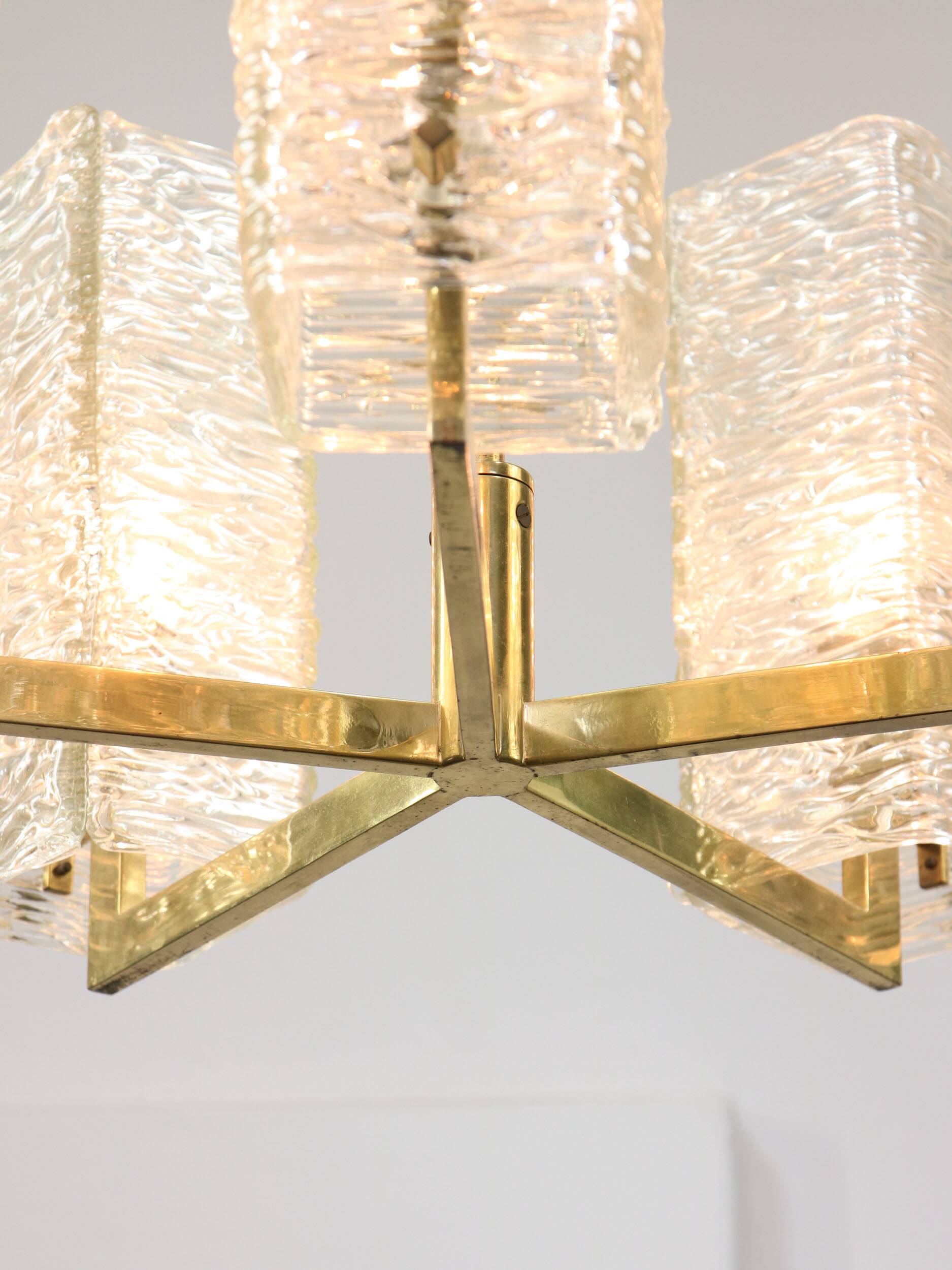 Lustre vintage par JT Kalmar / Vienne années 1960 / Blocs de verre dépoli et base en laiton du milieu du siècle