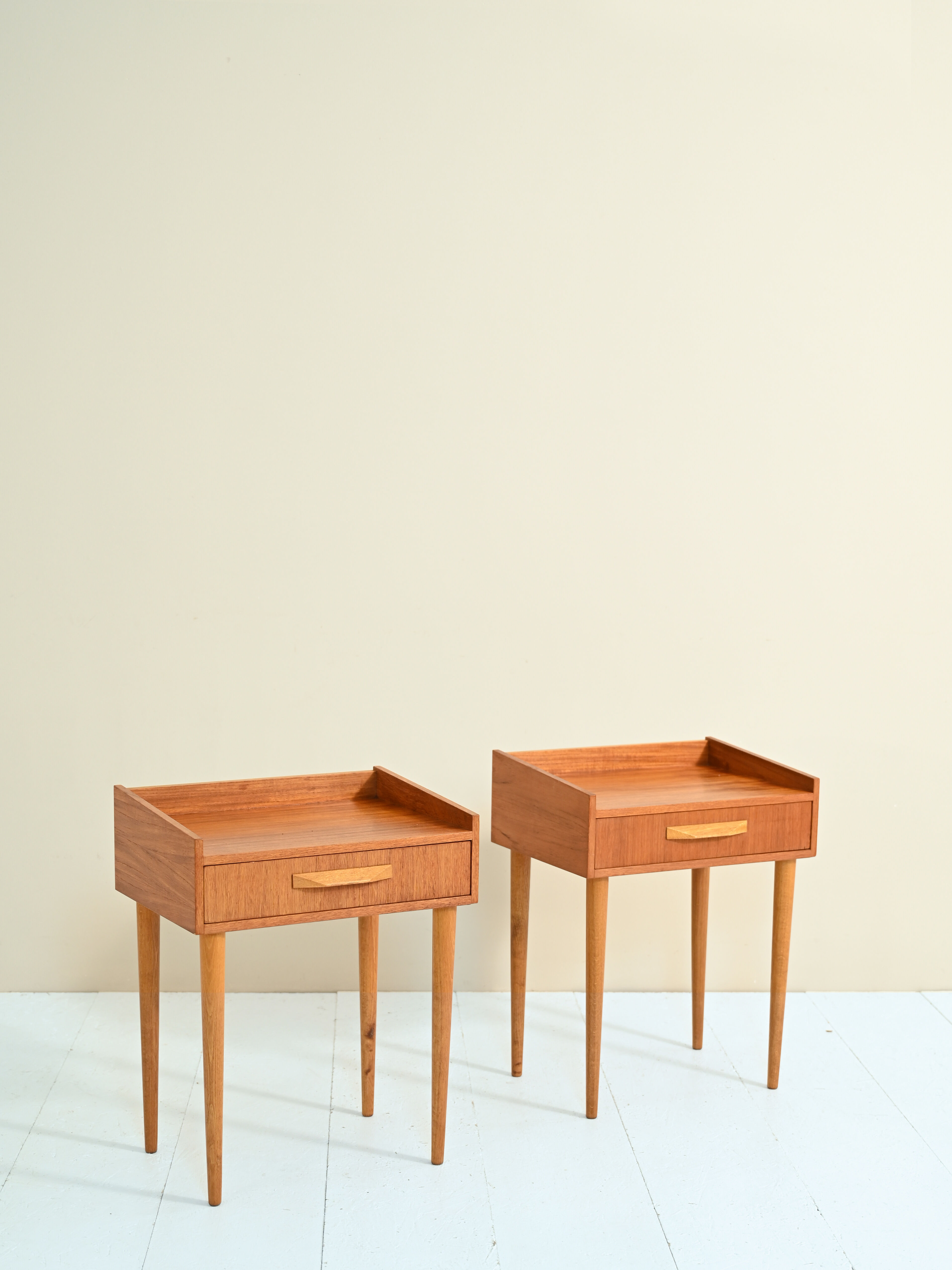 Paire de tables de chevet en teck