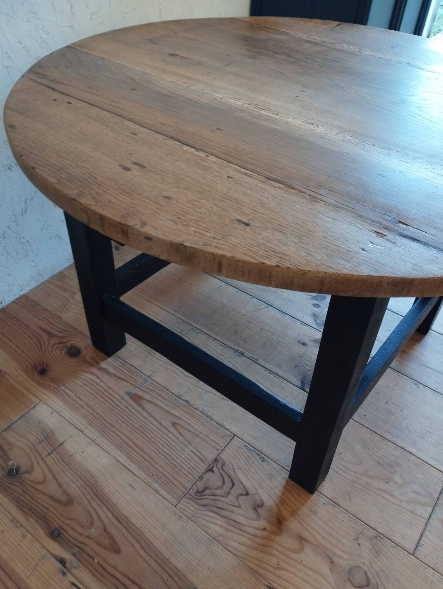 Round coffee table