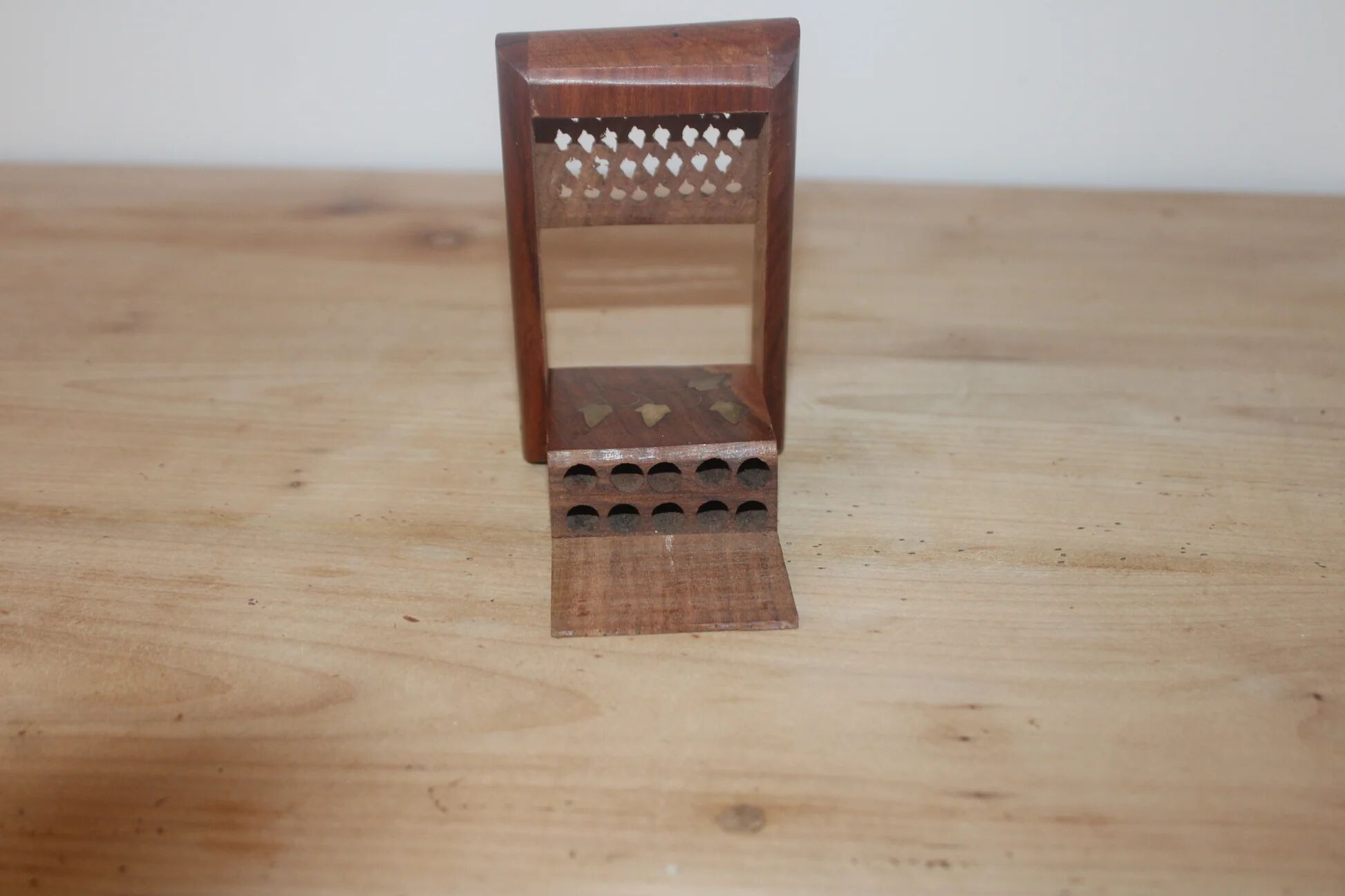 Vintage folding cigarette case in carved wood – golden floral decoration – oriental style