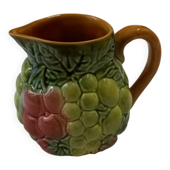 Petit pichet en barbotine à motifs de fruits
