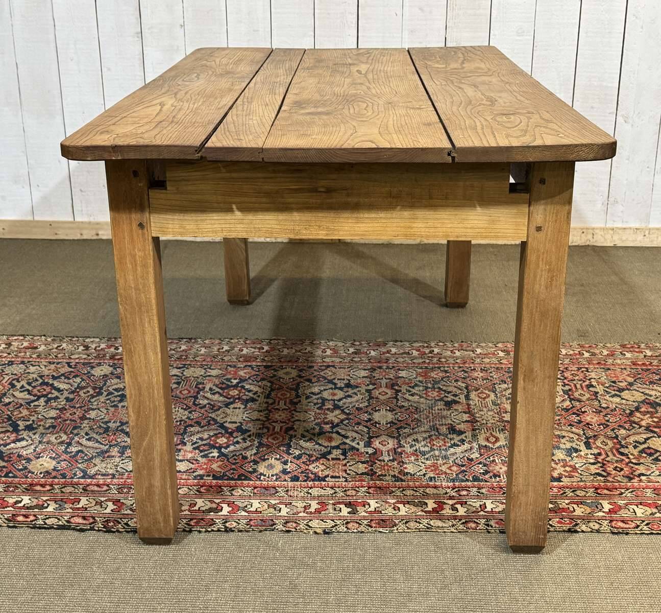 Extendable oak table from the 1930s with Gothic decoration.
