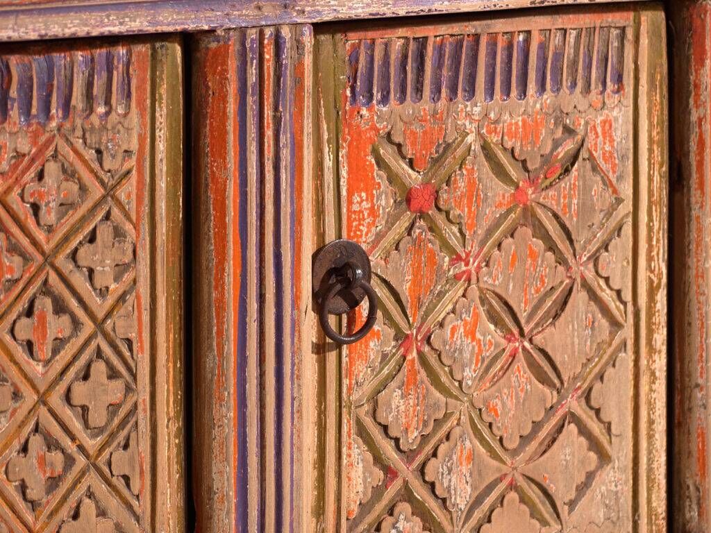 Meuble bas ancien sculpté polychrome en sapin – Xinjiang, vers 1900
