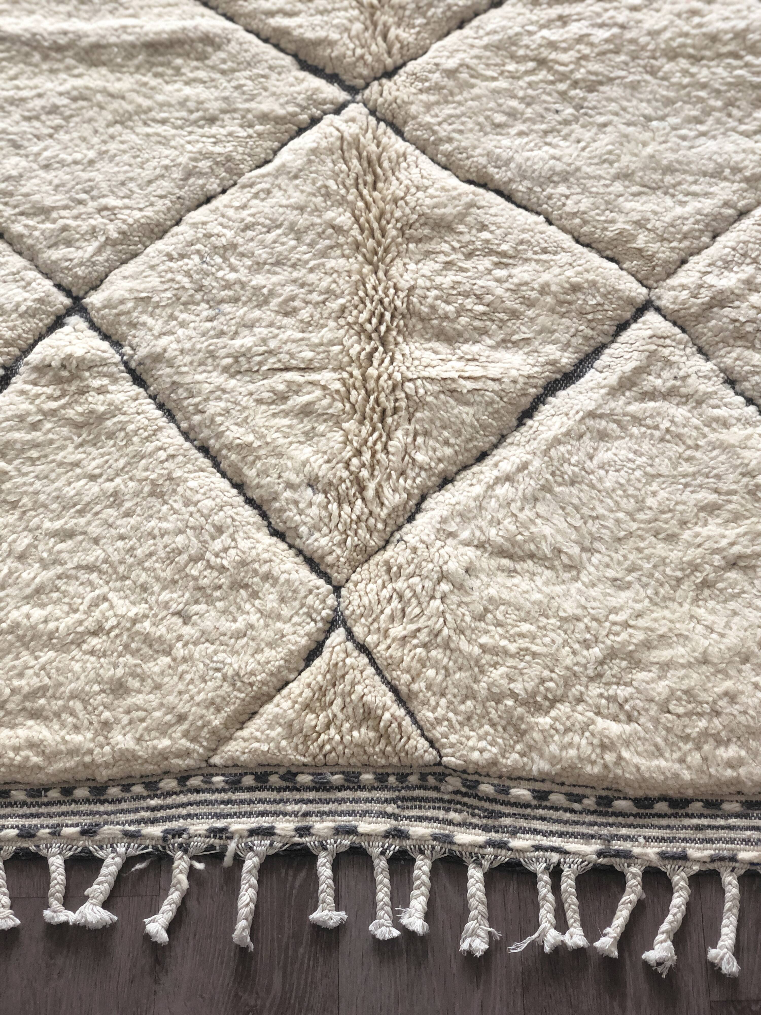 Beni Ouarain white and grey Berber carpet 140x205cm