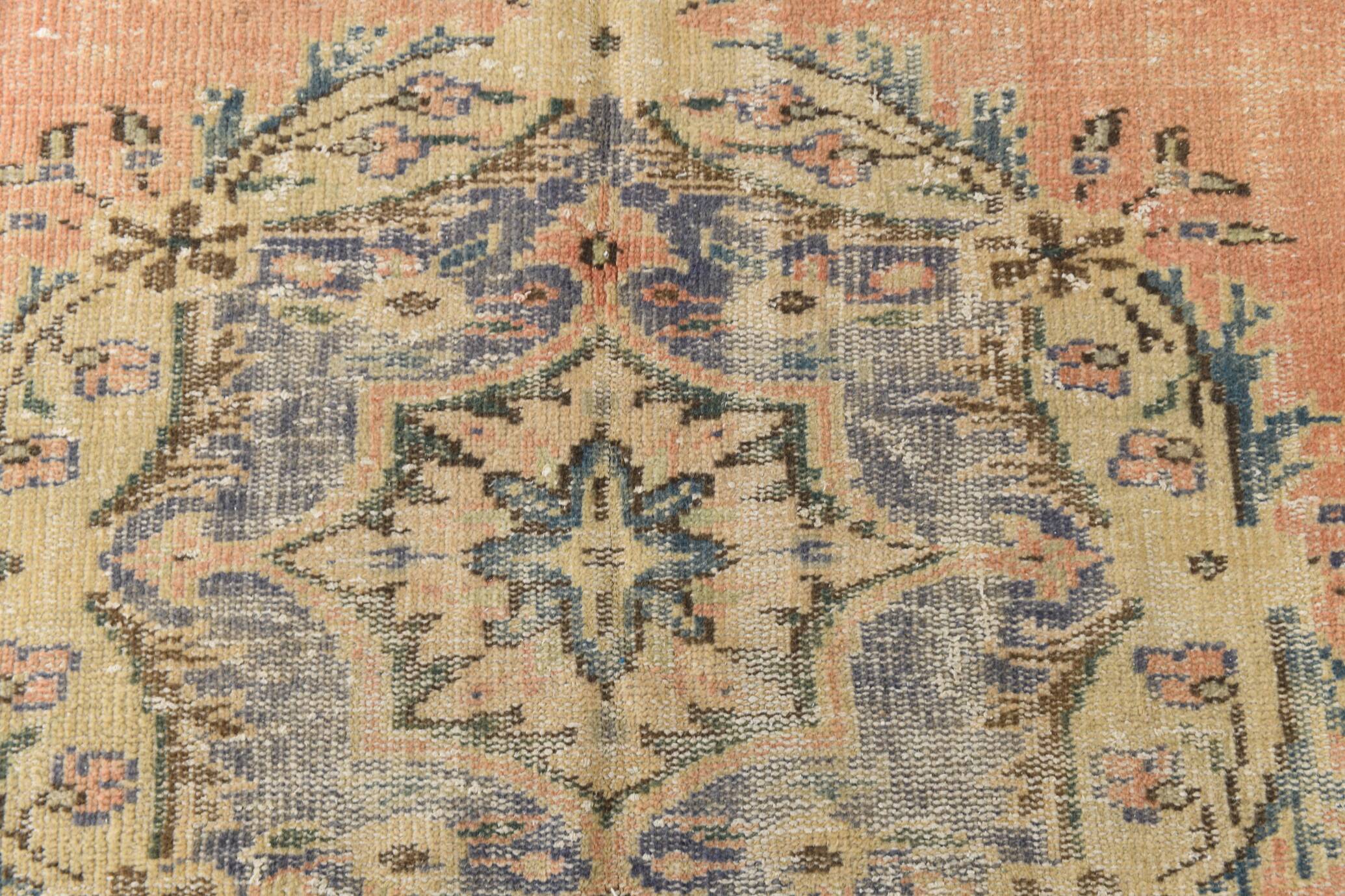 Tapis vintage en laine fait main, saumon doux et bleu marine, 183x264 cm