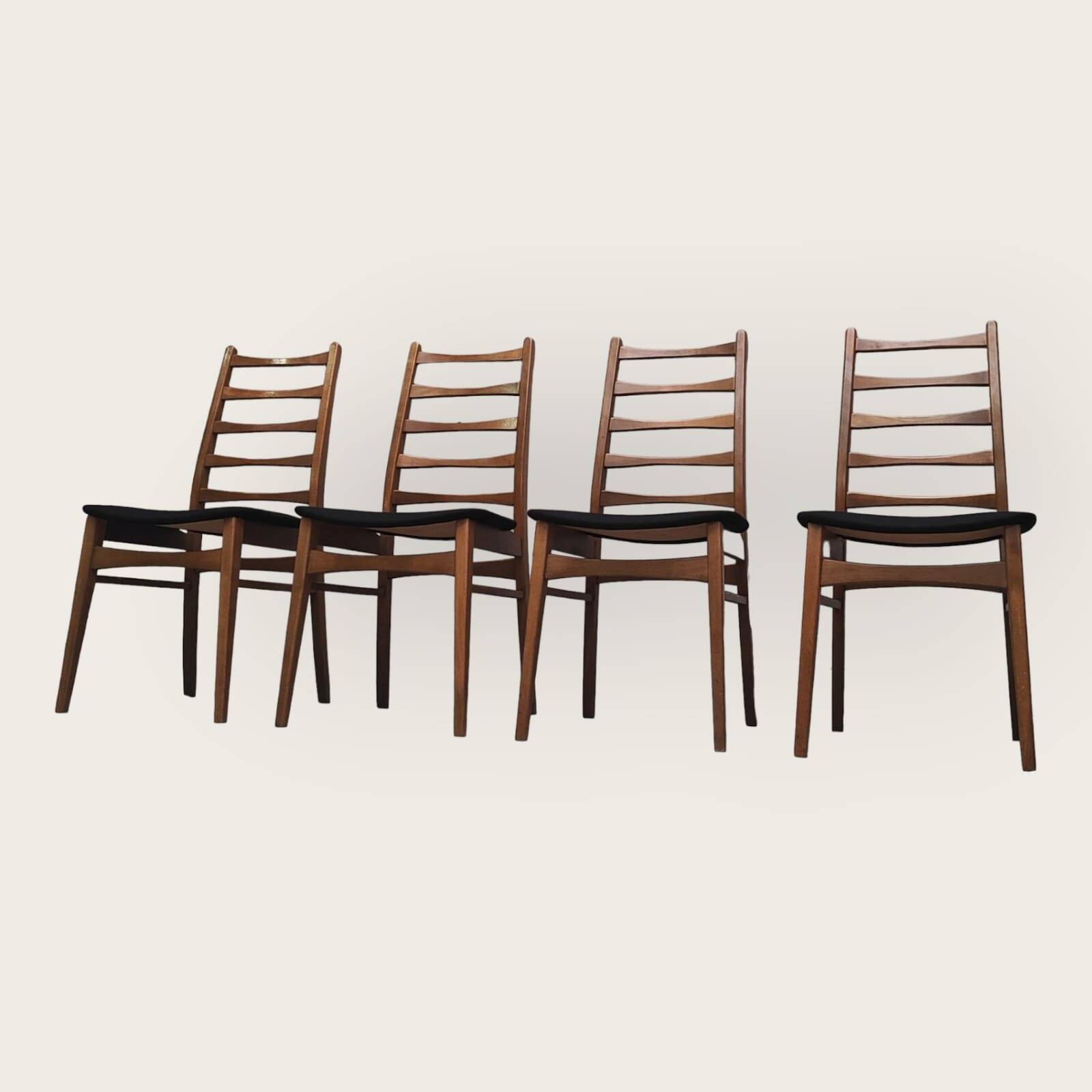 Vier Mid Century stoelen