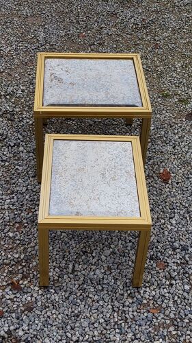 Set de 2 tables gigognes des années 70 en métal doré et miroir églomisé