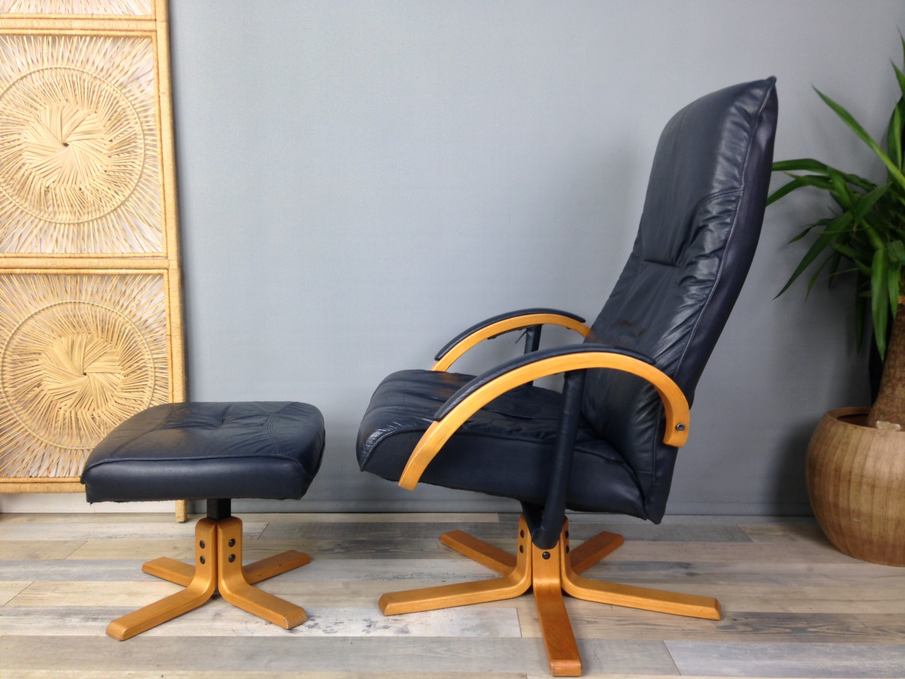 Danish design swivel and reclining relaxed chair by Jorgen Kastholm for Unico