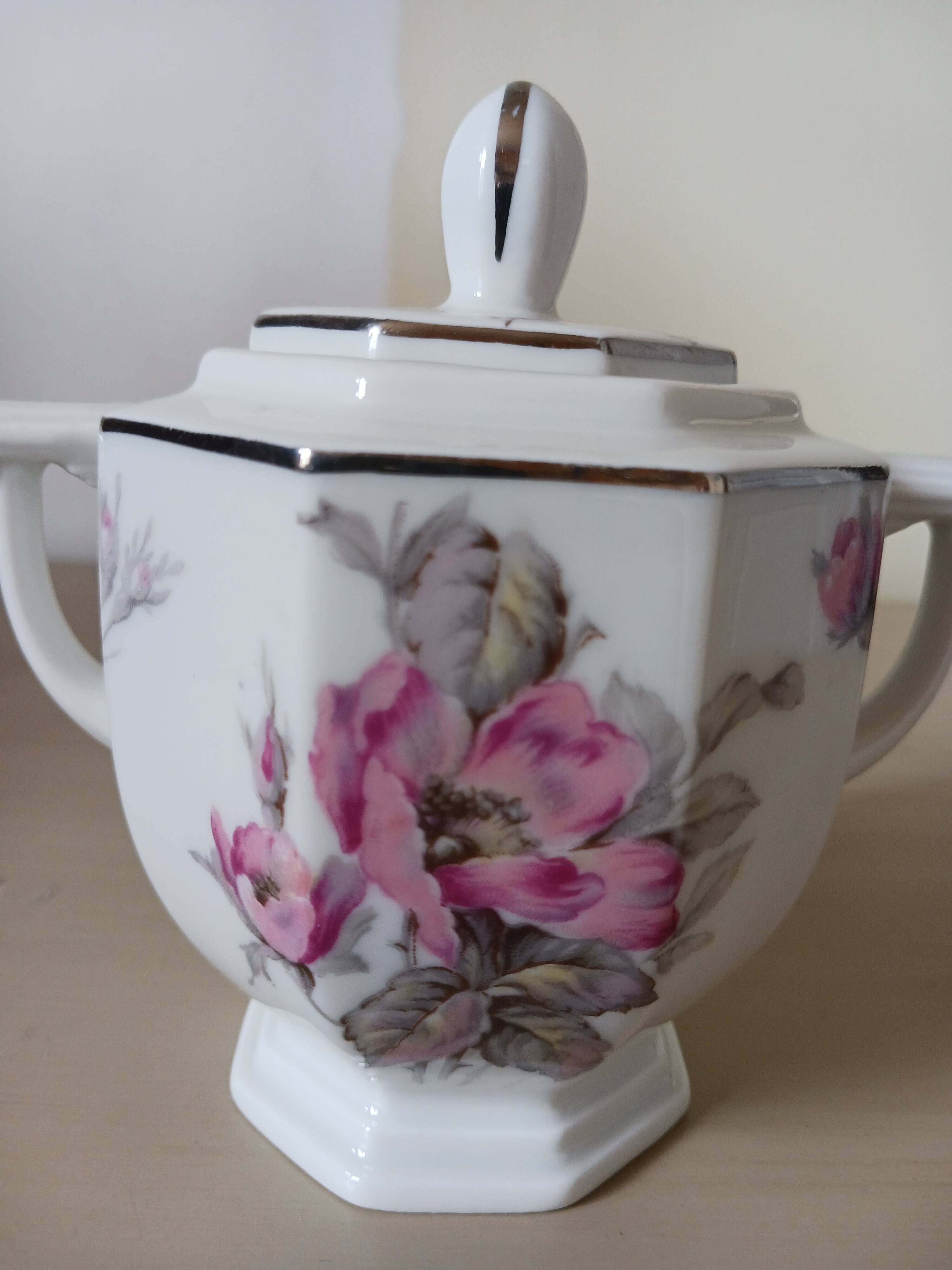 Sucrier en porcelaine de Limoges .