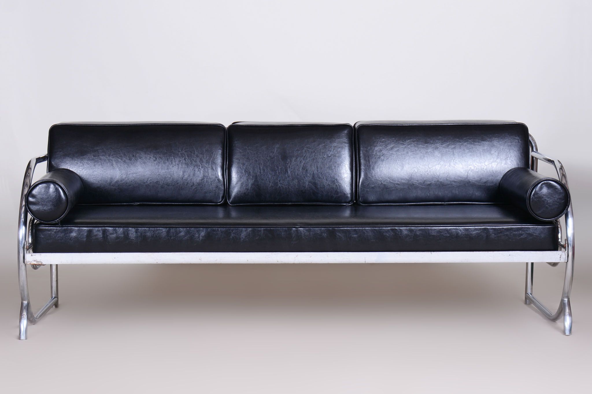 Canapé Bauhaus noir restauré, designer Robert Slezak, cuir de haute qualité, années 1930