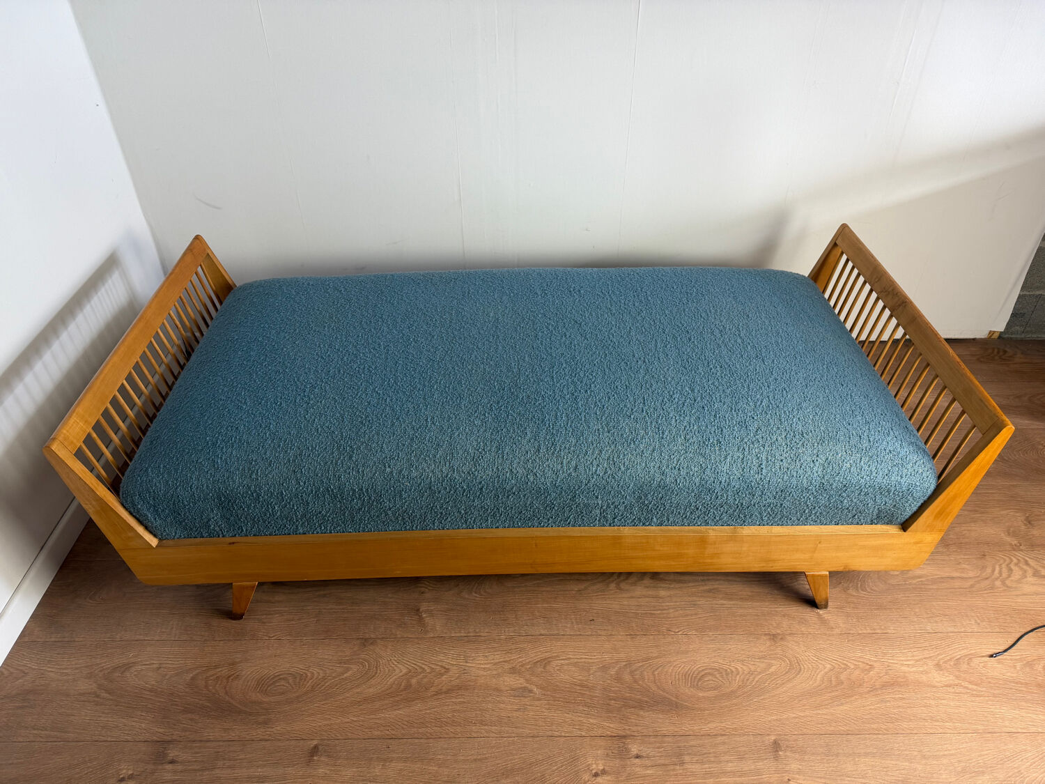 Vintage wooden bench / daybed