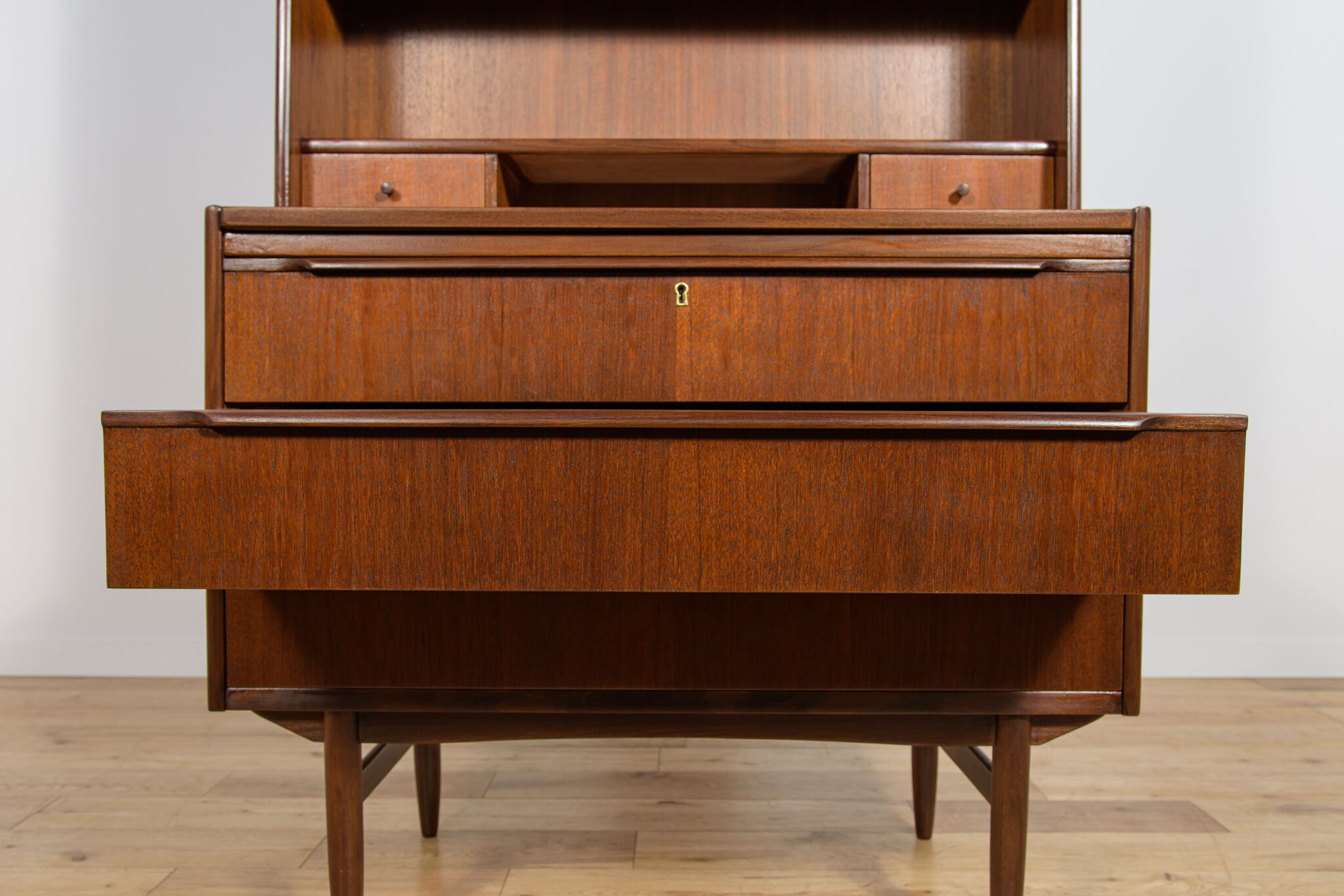 Mid-century teak shelf with pull-out top, Denmark, 1960s