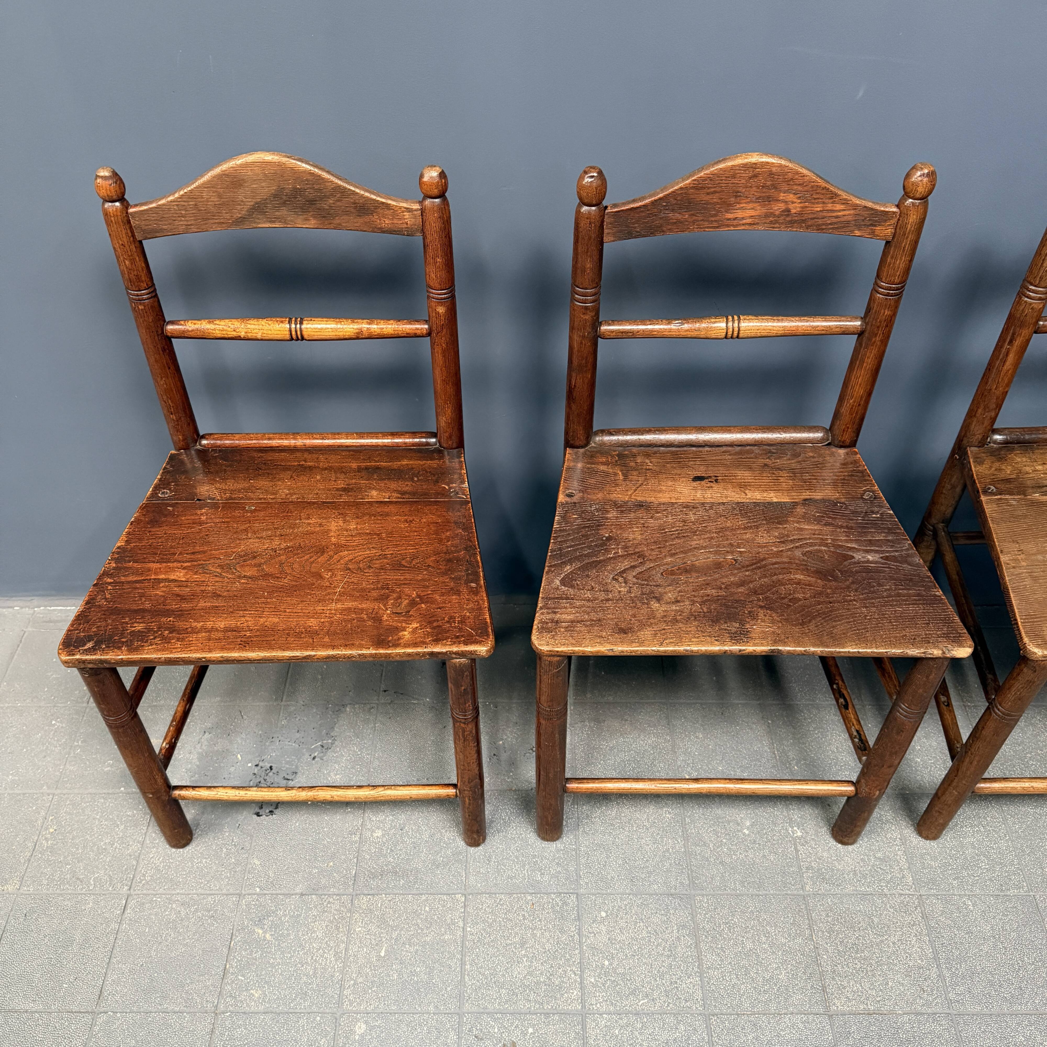 Ensemble de six chaises de cuisine anglaises anciennes