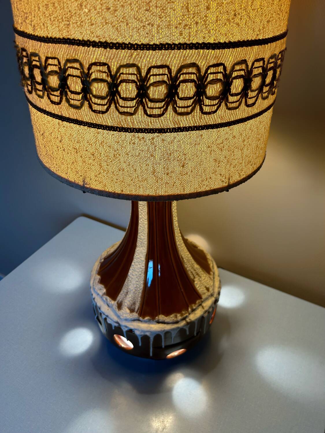 Lampe de sol céramique et bouclettes années 70