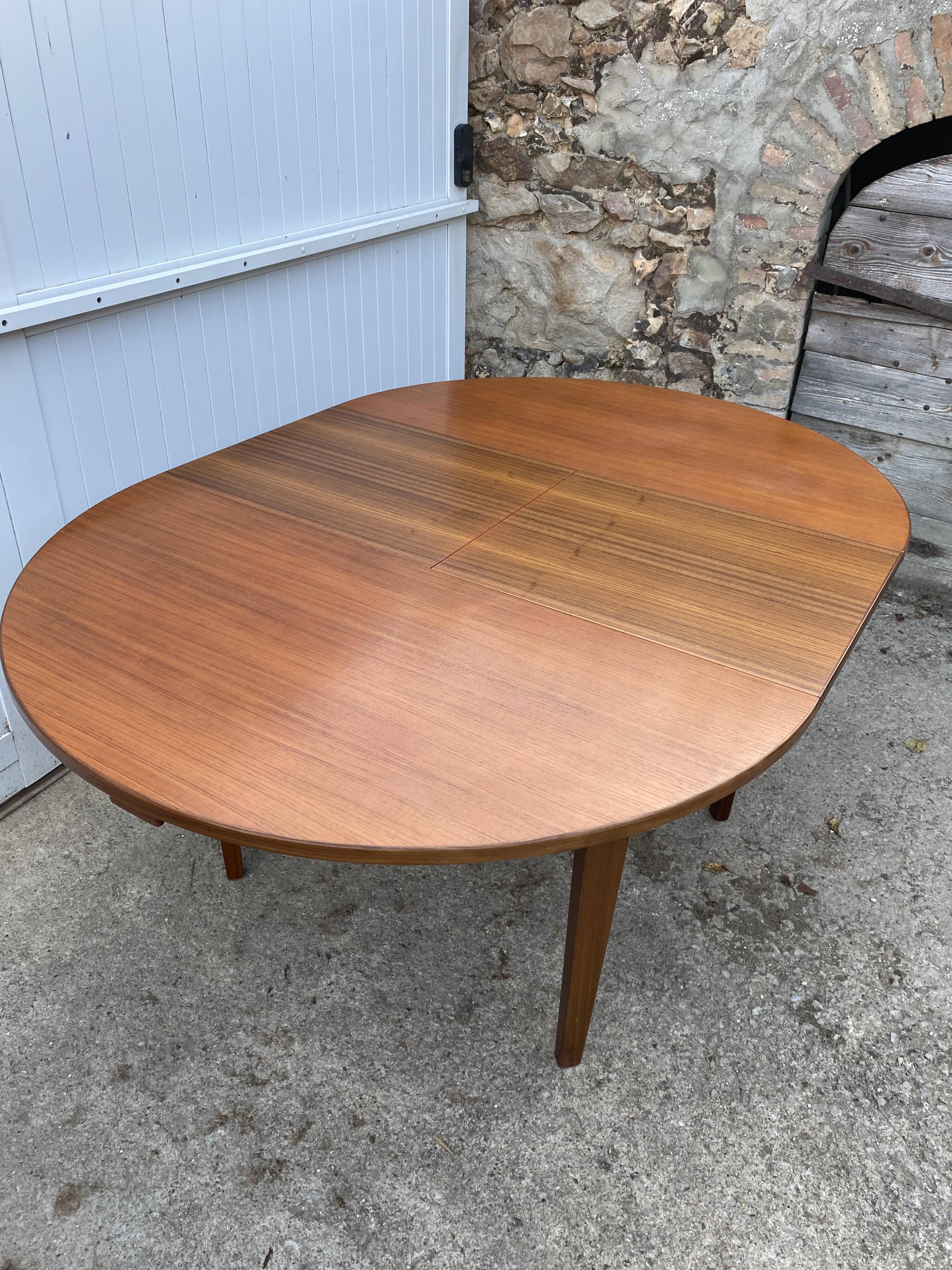 Scandinavian extendable round table in teak dia 116cm an60