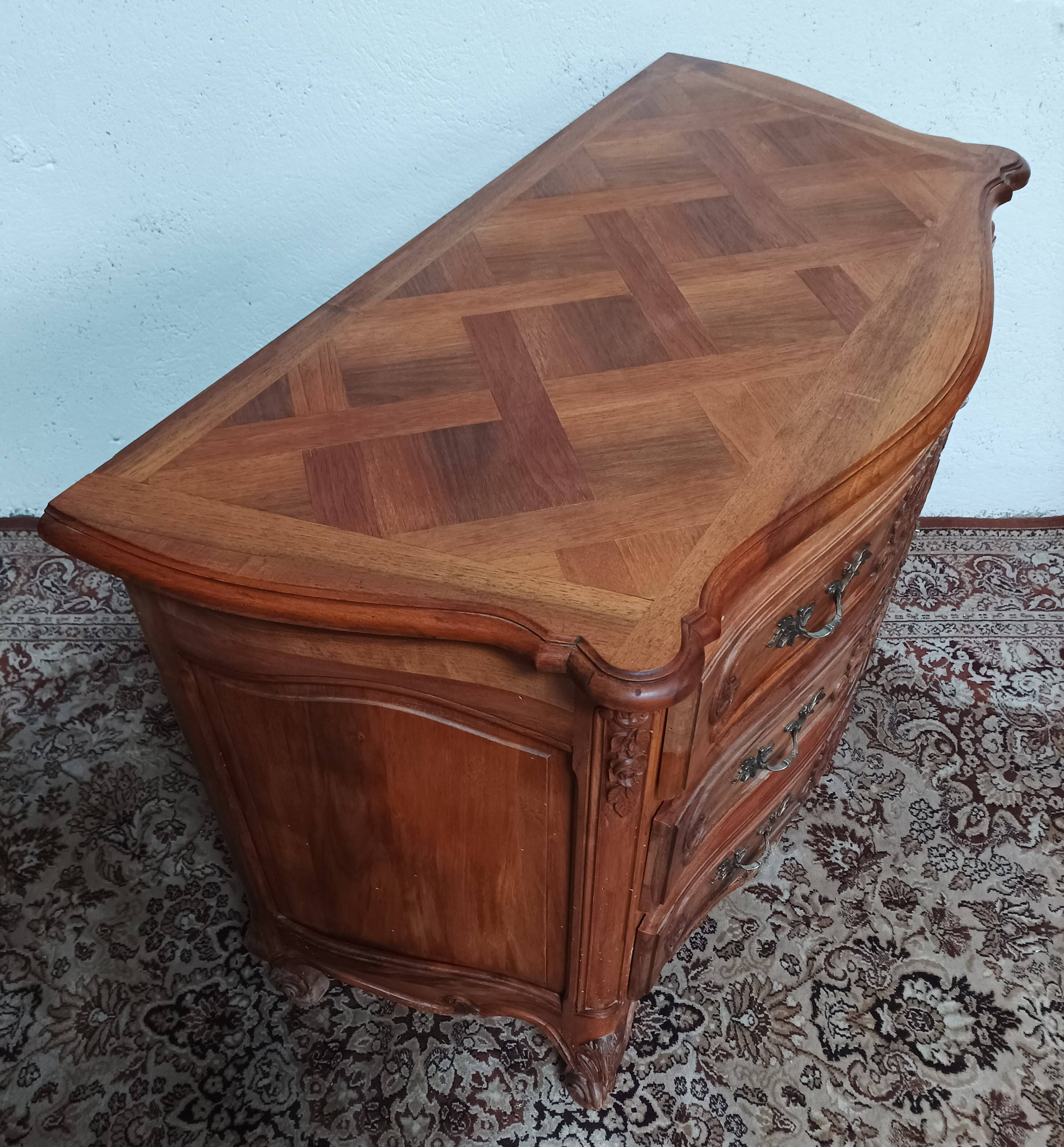 Commode Rocaille en noyer sculpté XXème
