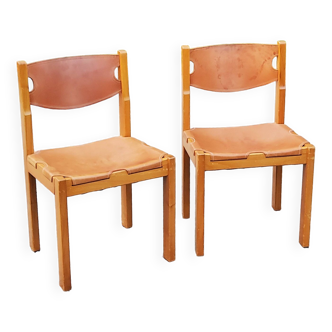 Paire de chaises brutalistes en orme et cuir tendu piqûres sellier Self éditeur