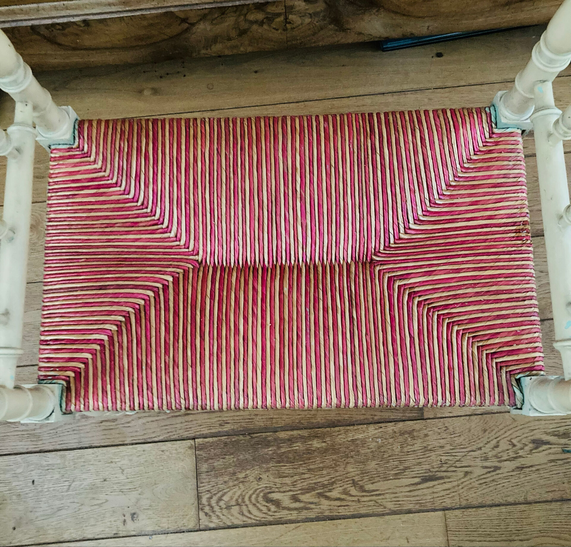 Banquette époque fin XIXe assise en paille colorée structure rechampie