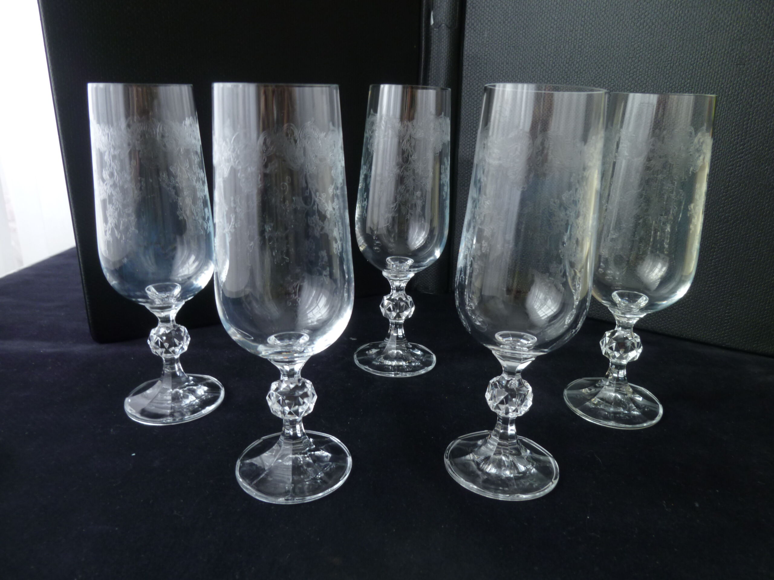 Set of 5 champagne flutes in crystalline engraved decoration and button leg
