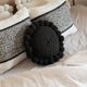 Mini coussin rond à pompons noir en laine
