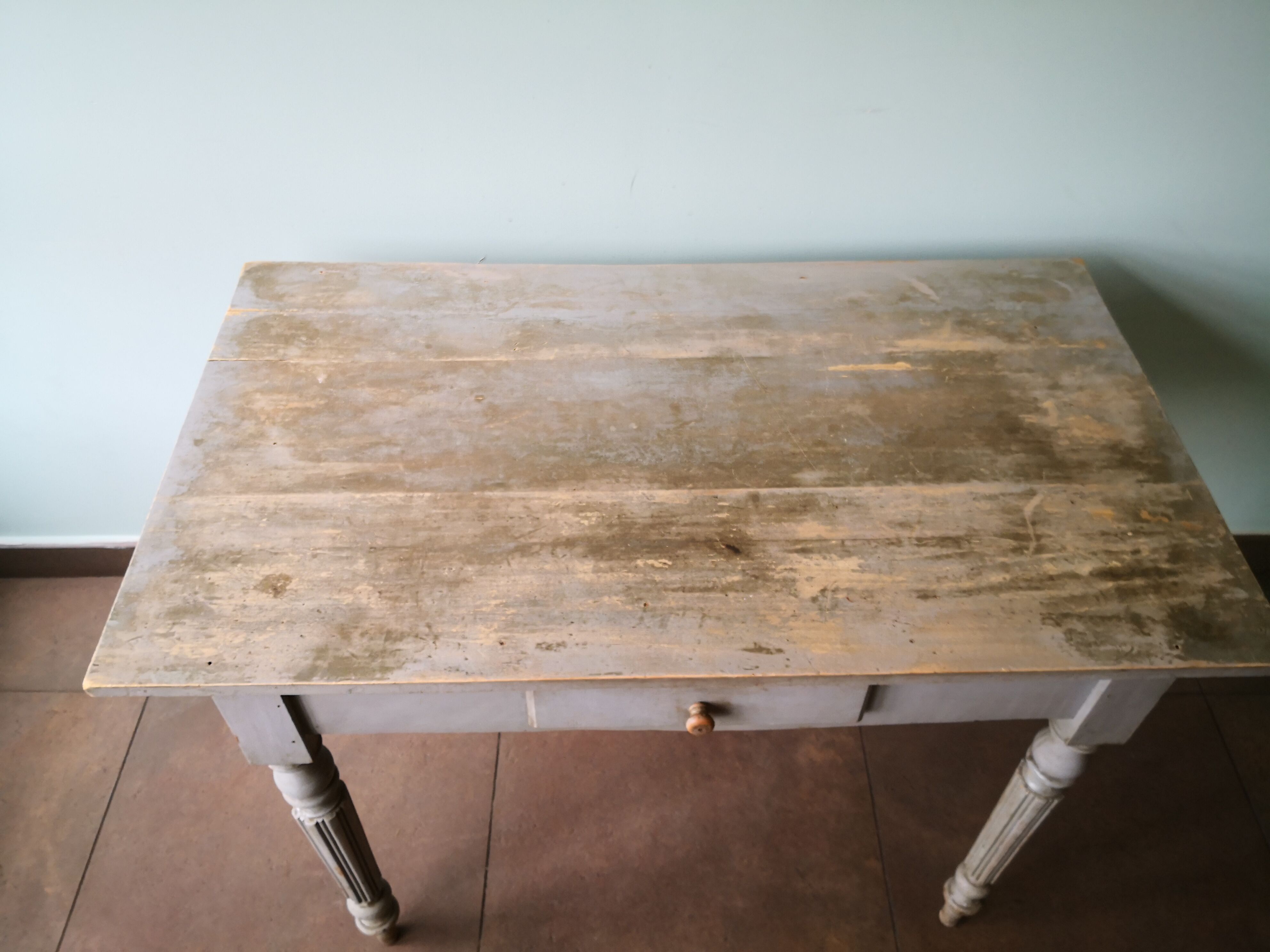 Table en bois bureau patine grise
