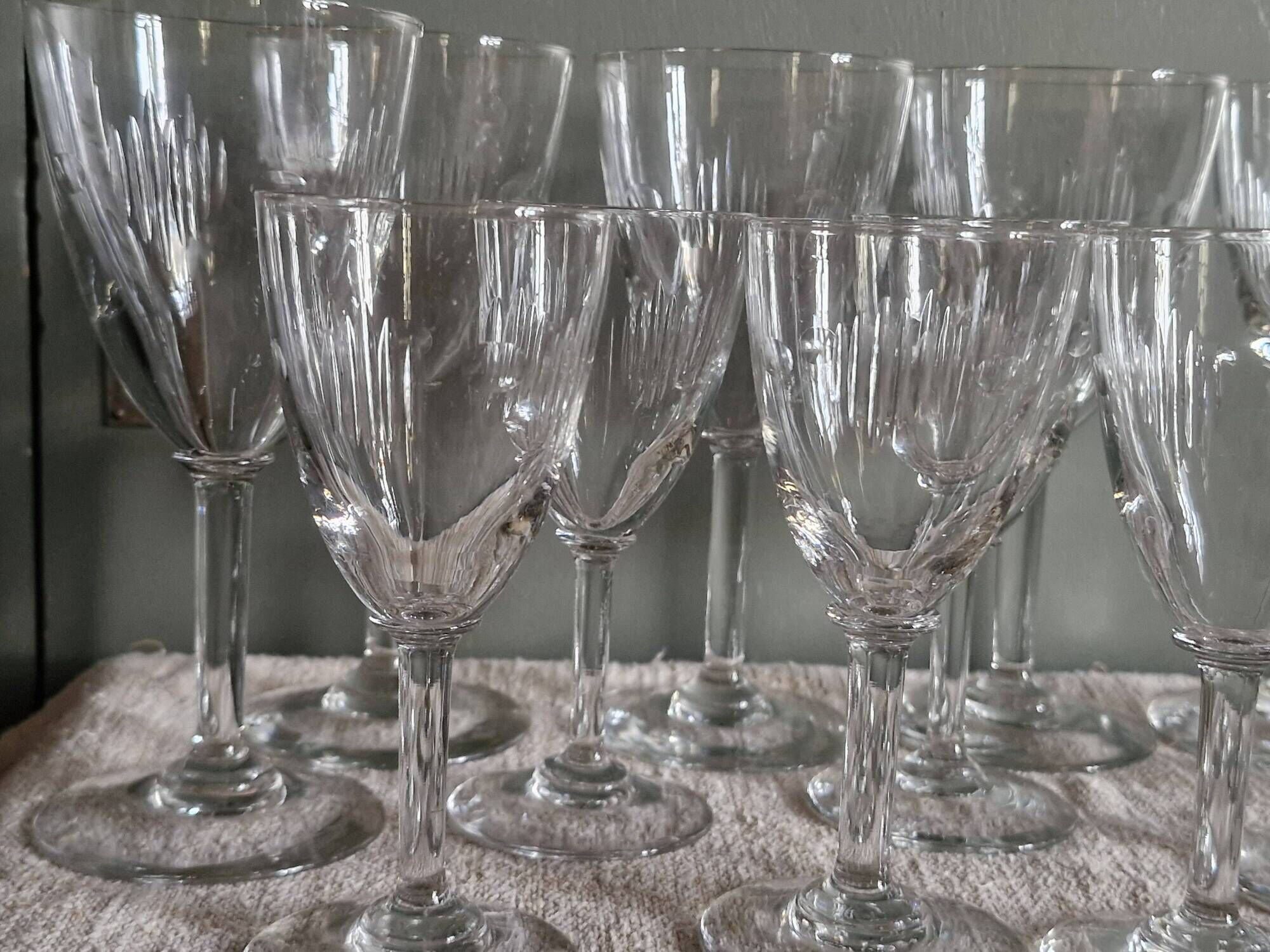 12 glasses - 6 water - 6 wine - Small carved decoration - Period 1900