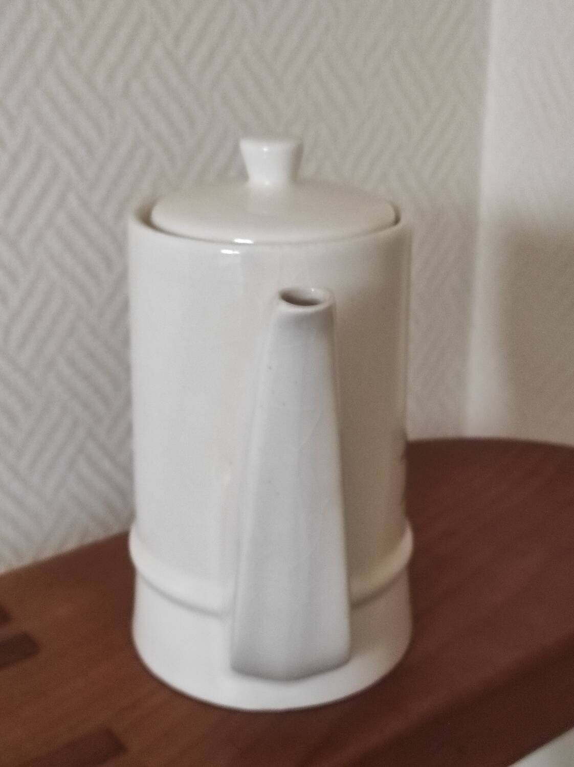 Small coffee maker with floral decoration