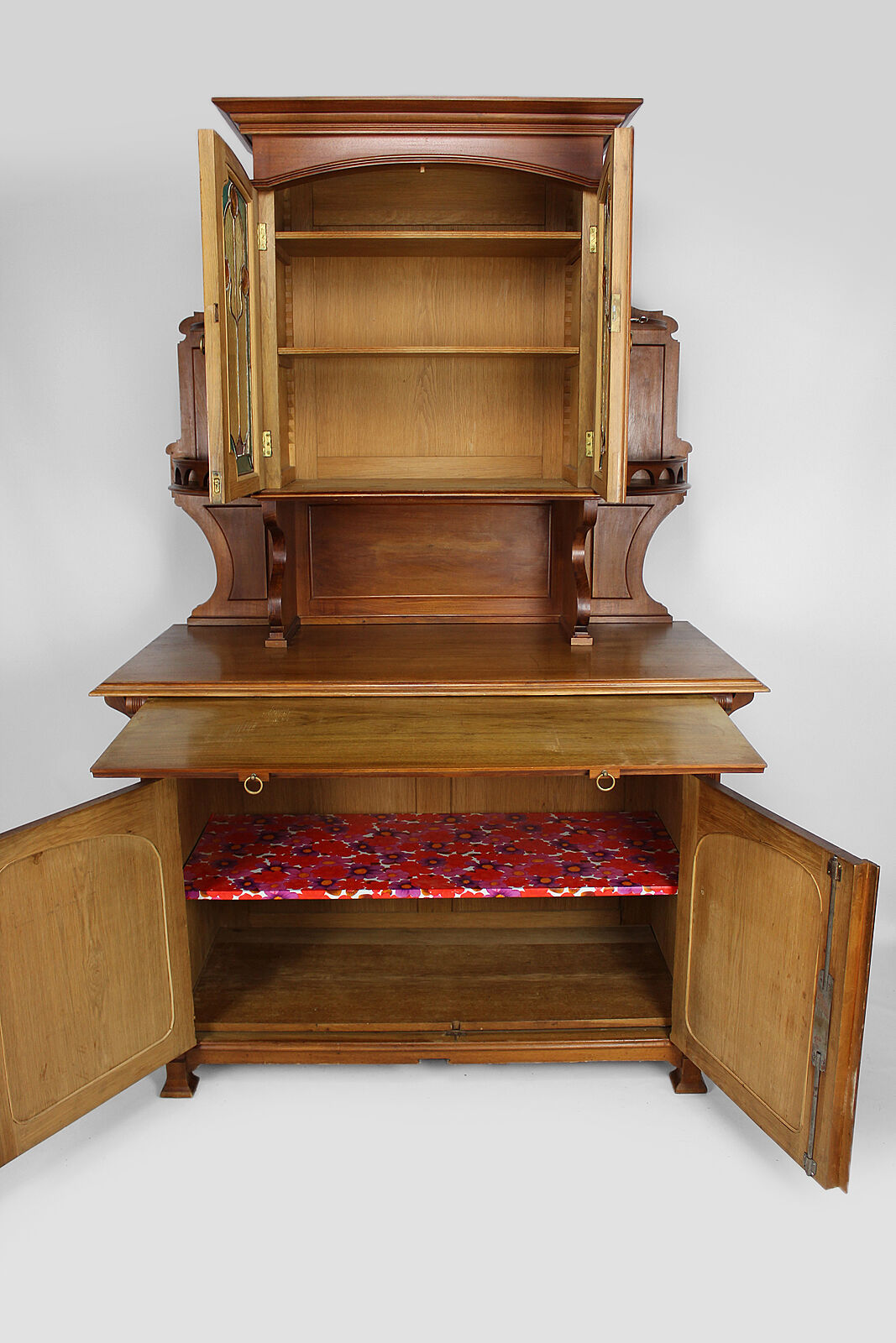 Buffet Art Nouveau en acajou sculpté et vitraux, vers 1900