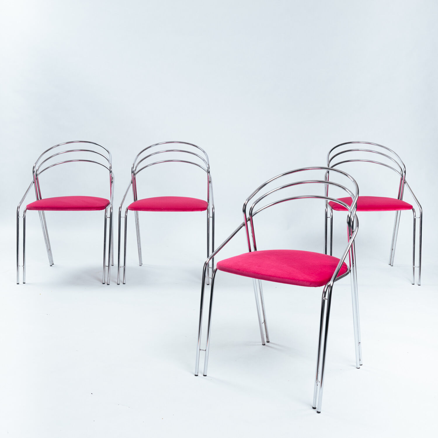 Ensemble de quatre chaises de salle à manger italiennes des années 50 en chrome et velours rose.