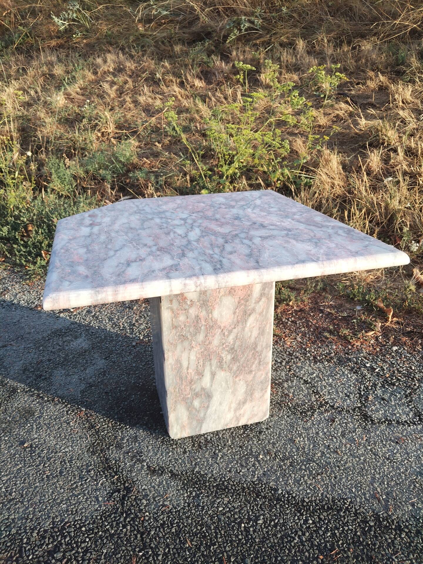 Sculptural coffee table in grey and pink marble – Vintage 1970s/1980s