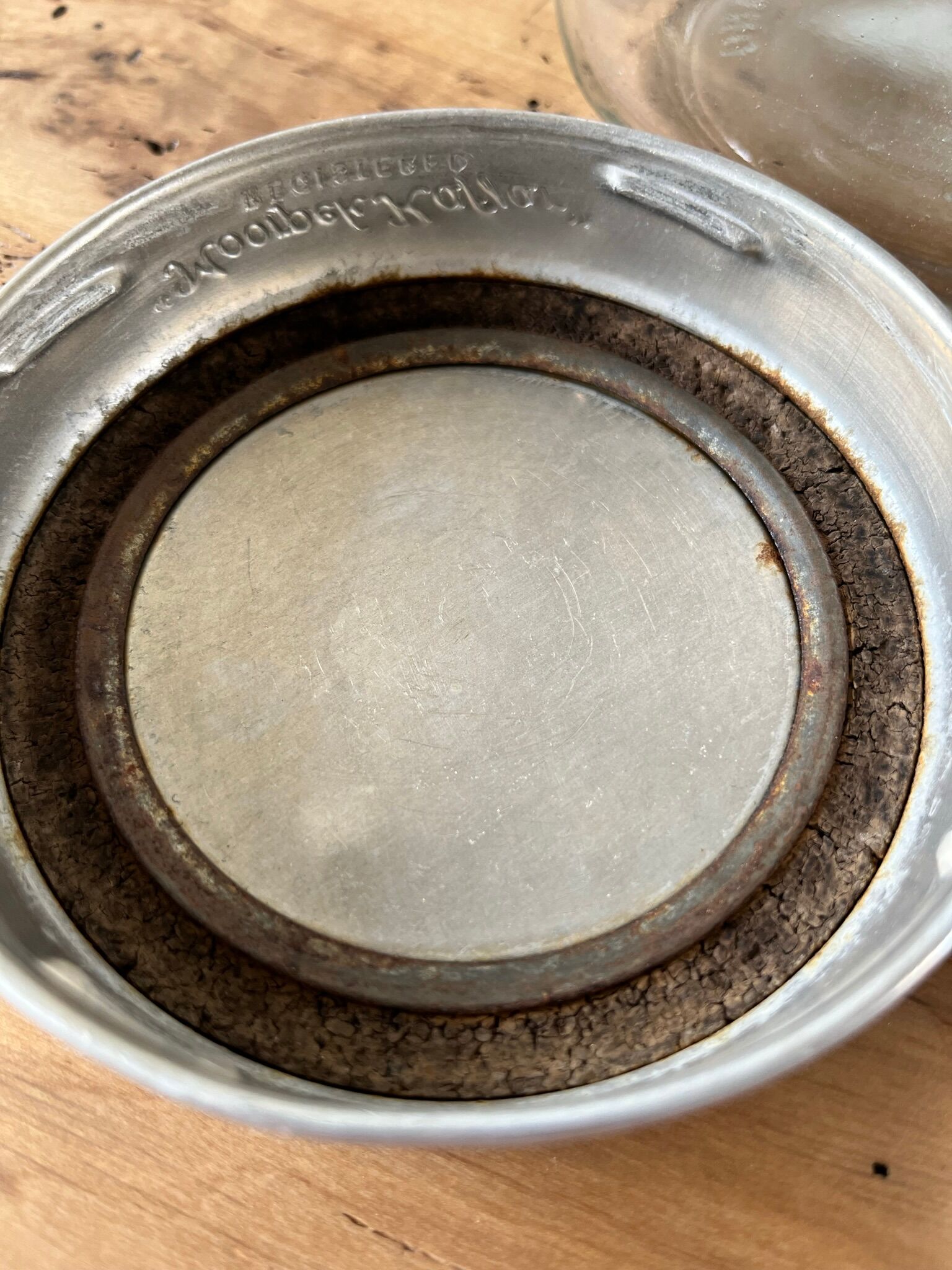 Set of 2 antique jars with aluminum lids