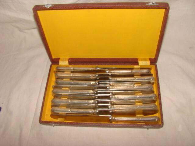 12 table knives with trilobate handles by the brand "G.Vivier"