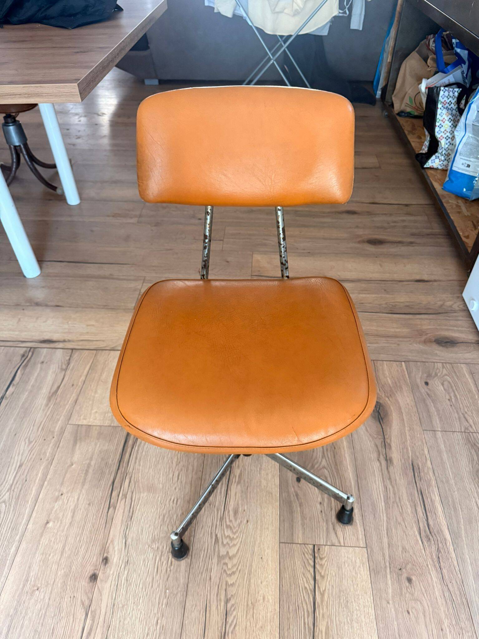 Chaise bienaise en métal et cuir