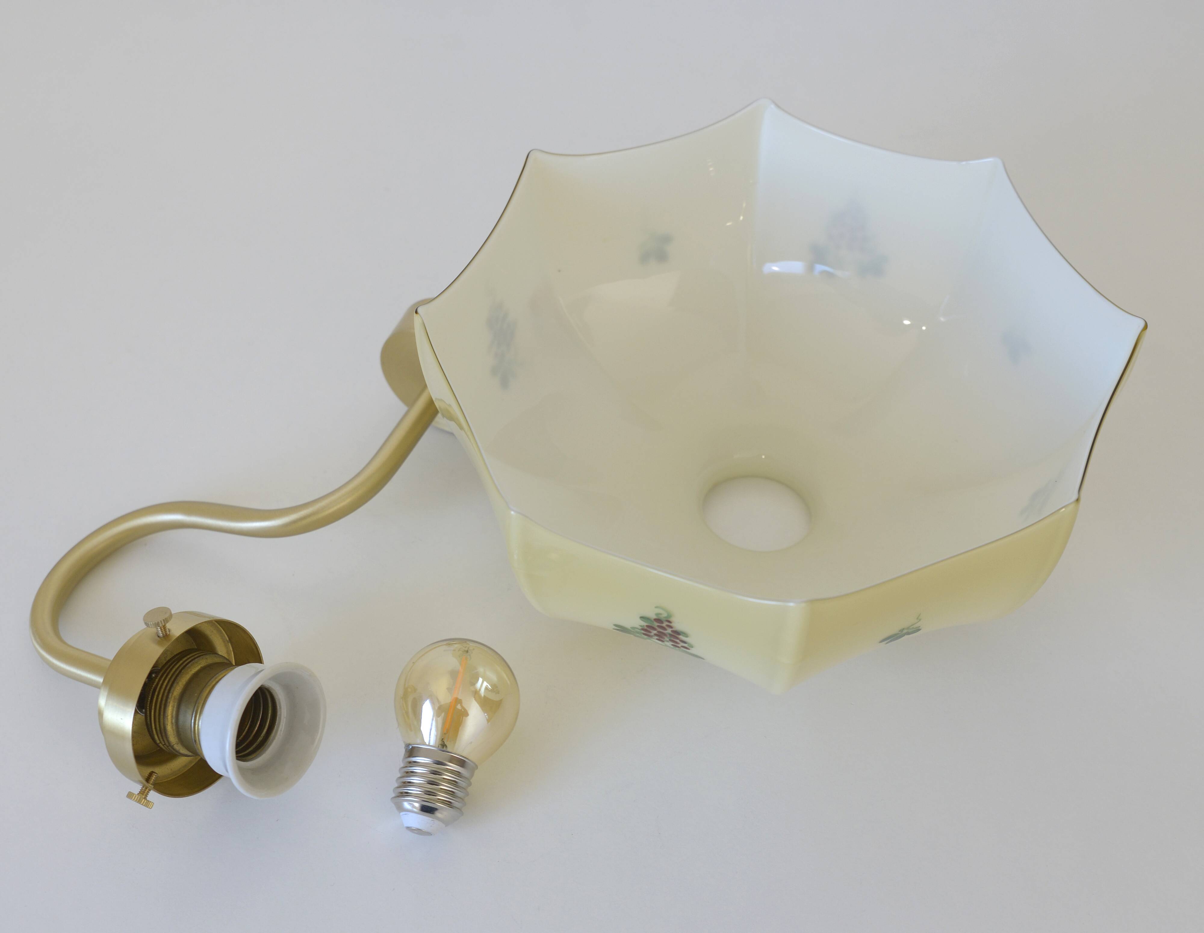 Applique murale vintage en verre beige, style années 1950, avec col de cygne et luminaire en laiton.