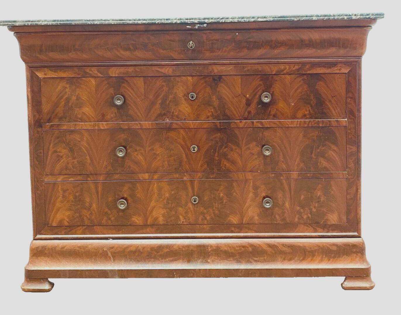 Louois Philippe chest of drawers with double ogees in mahogany and 19th century veneer