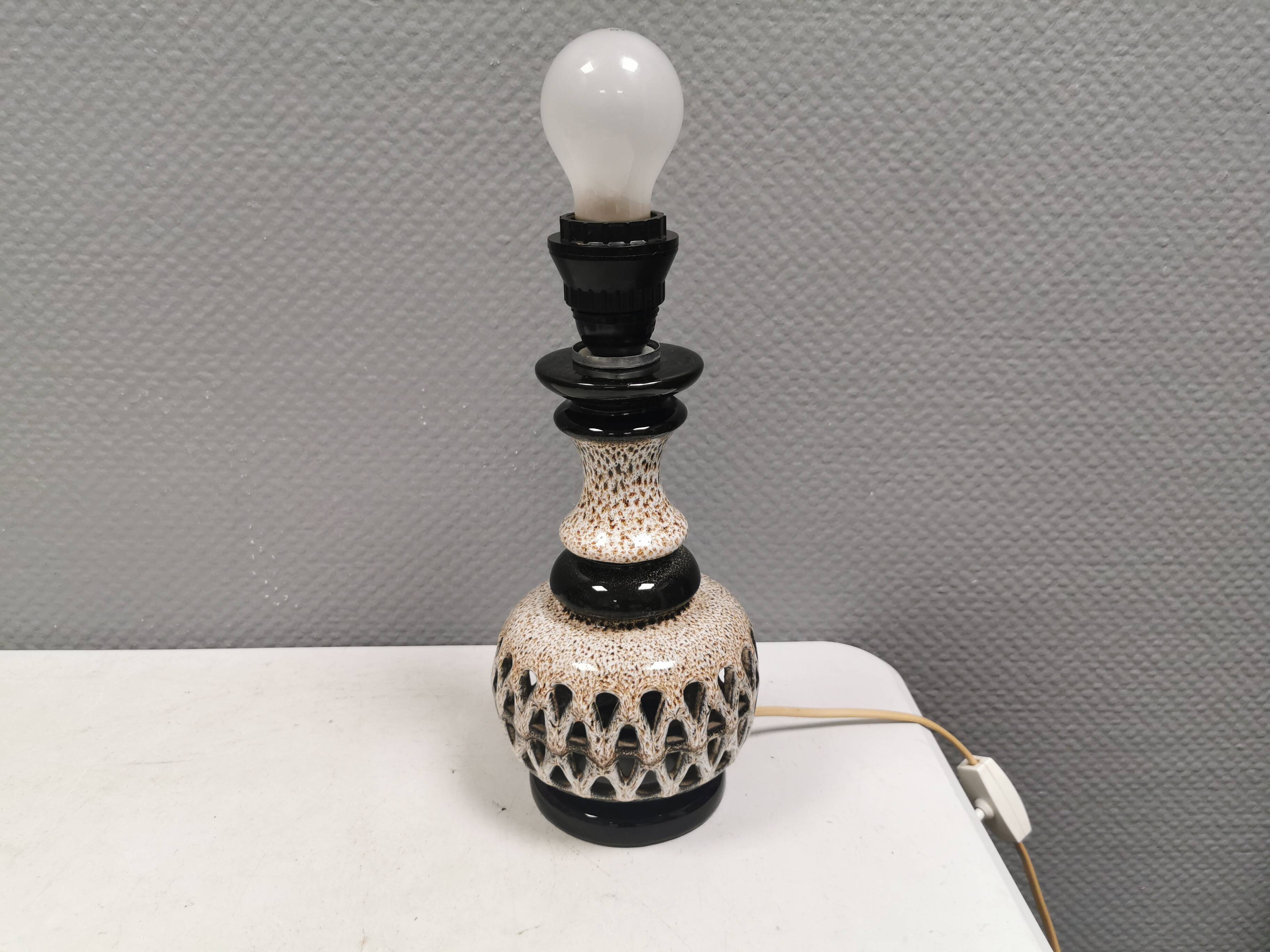 Table lamp in ceramic with a delicate expression. 1970-80s Denmark