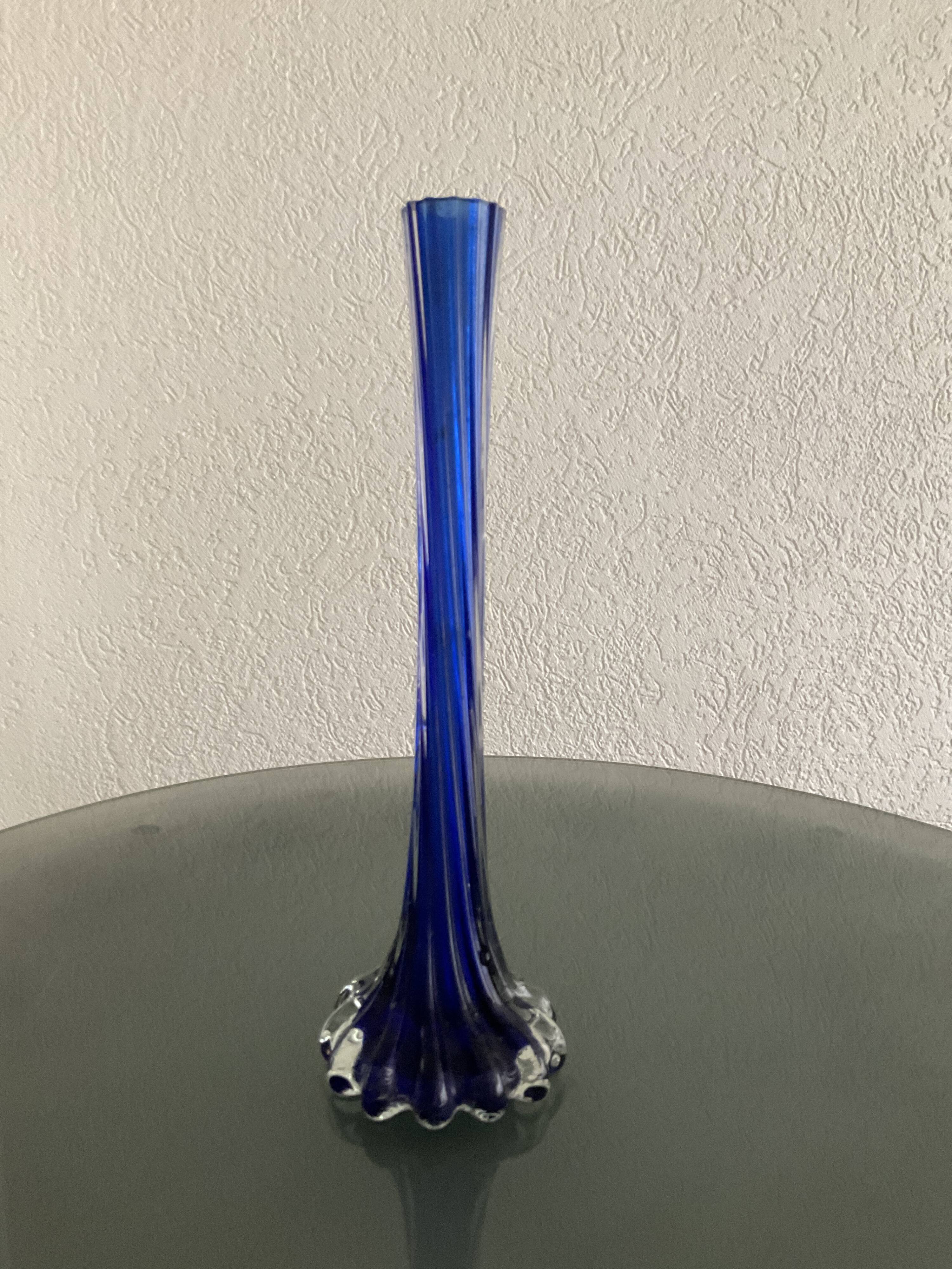 Twisted single-stem vase
