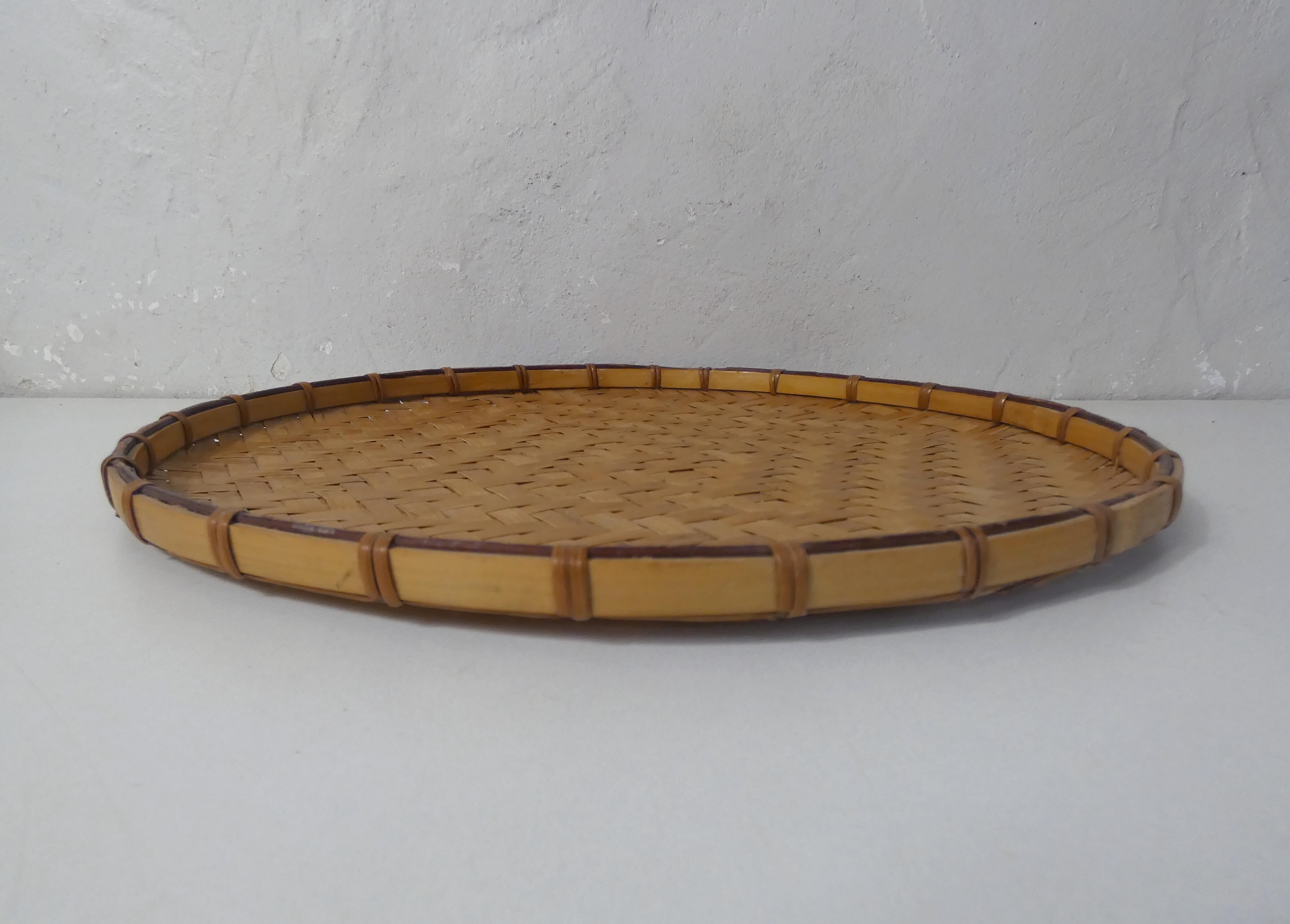 Round rattan tray