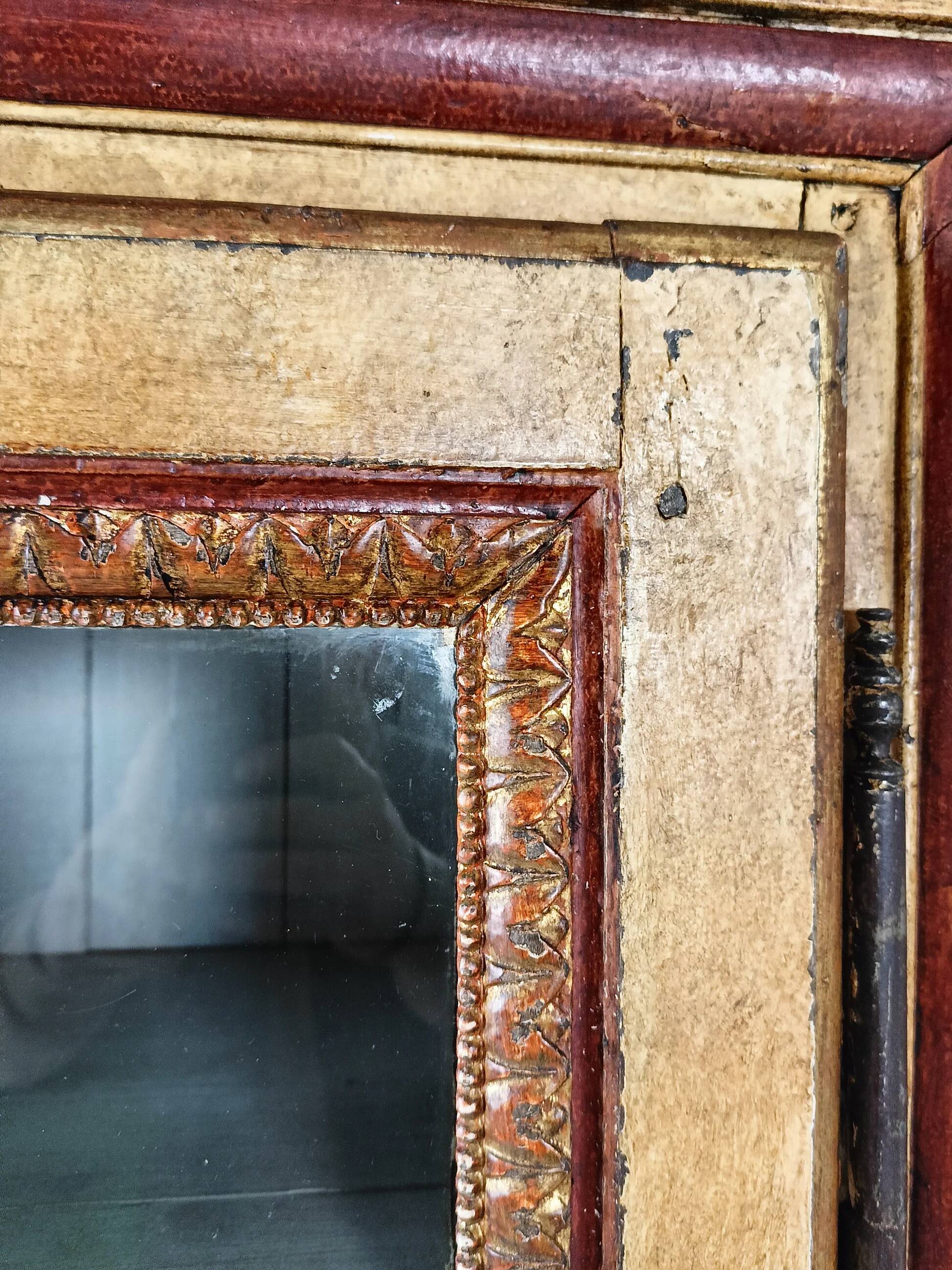 Vitrine française ancienne peinte