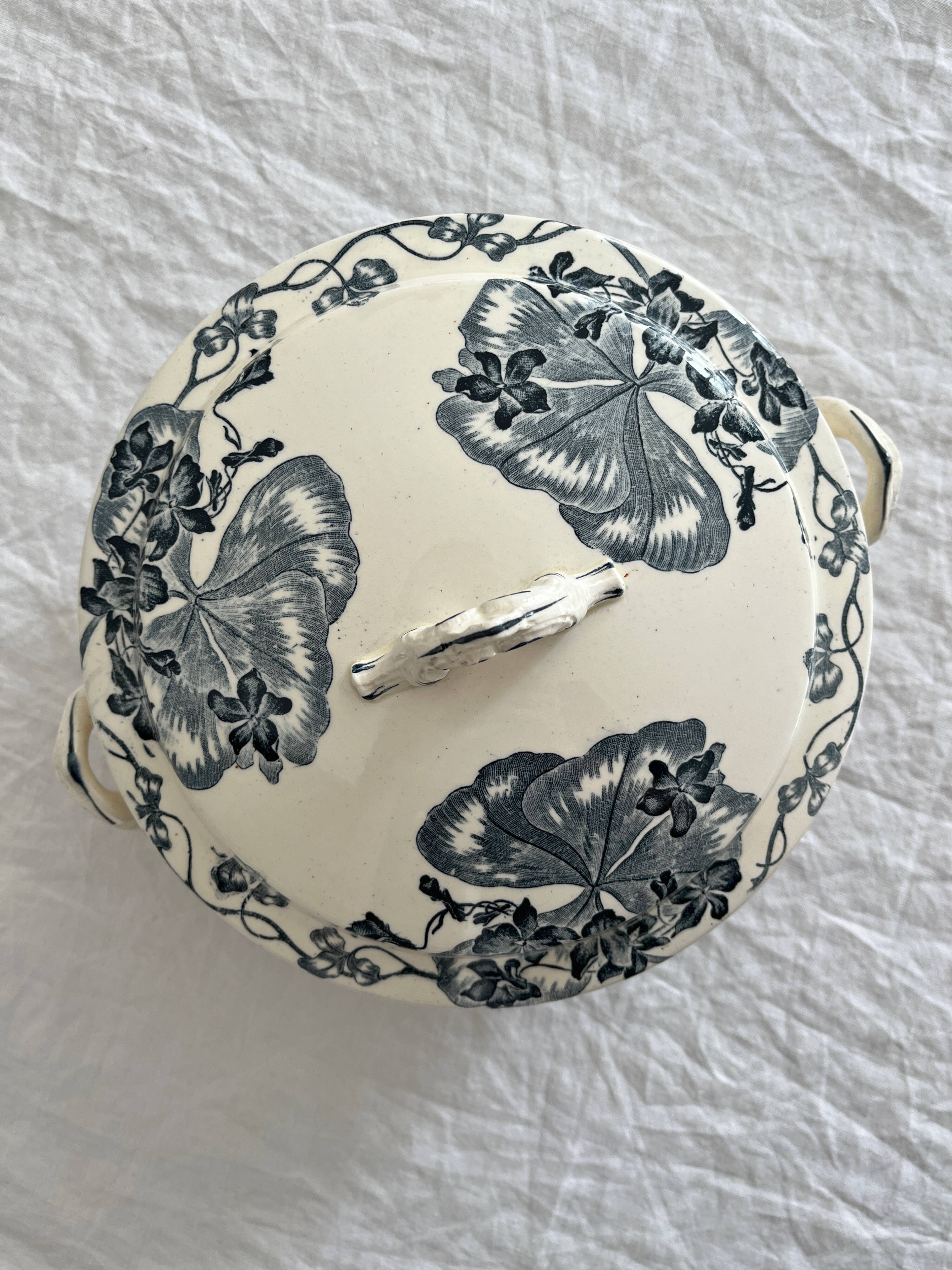 Small old vegetable soup tureen in iron earth "Les Violettes" Salins