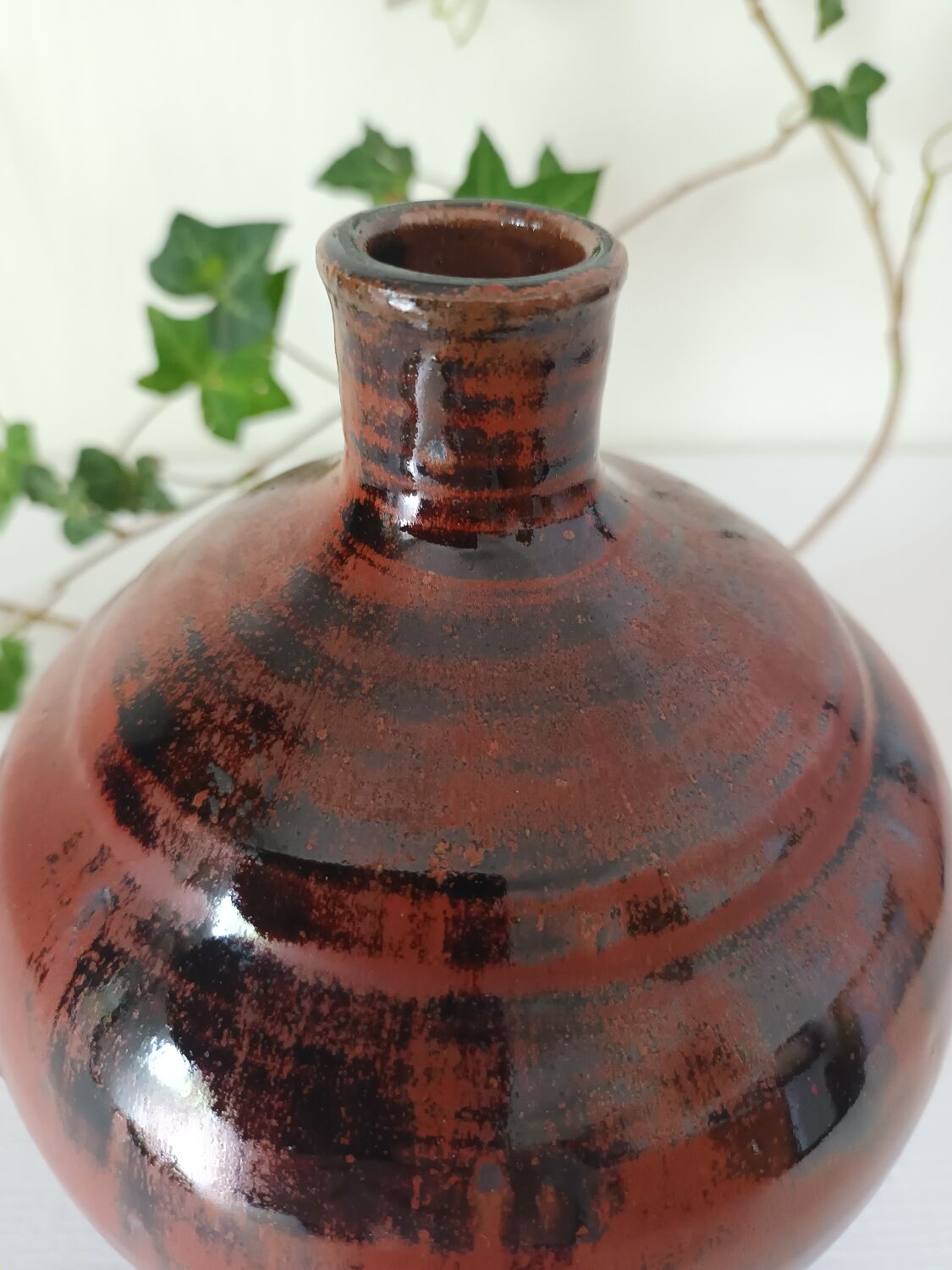 Lamp base in white terracotta stoneware.