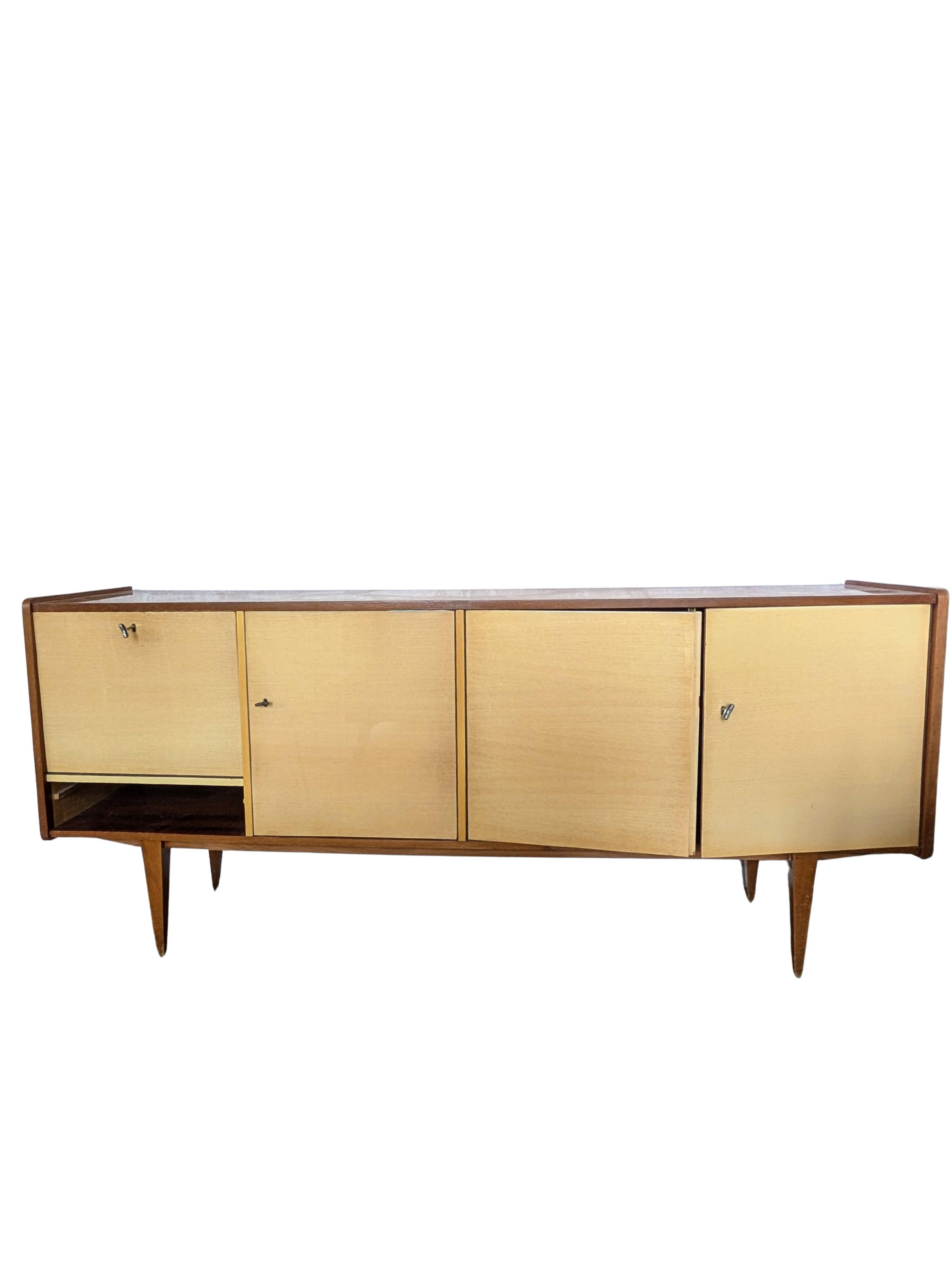 Vintage sideboard from the 50s/60s with tapered legs in a Scandinavian style.