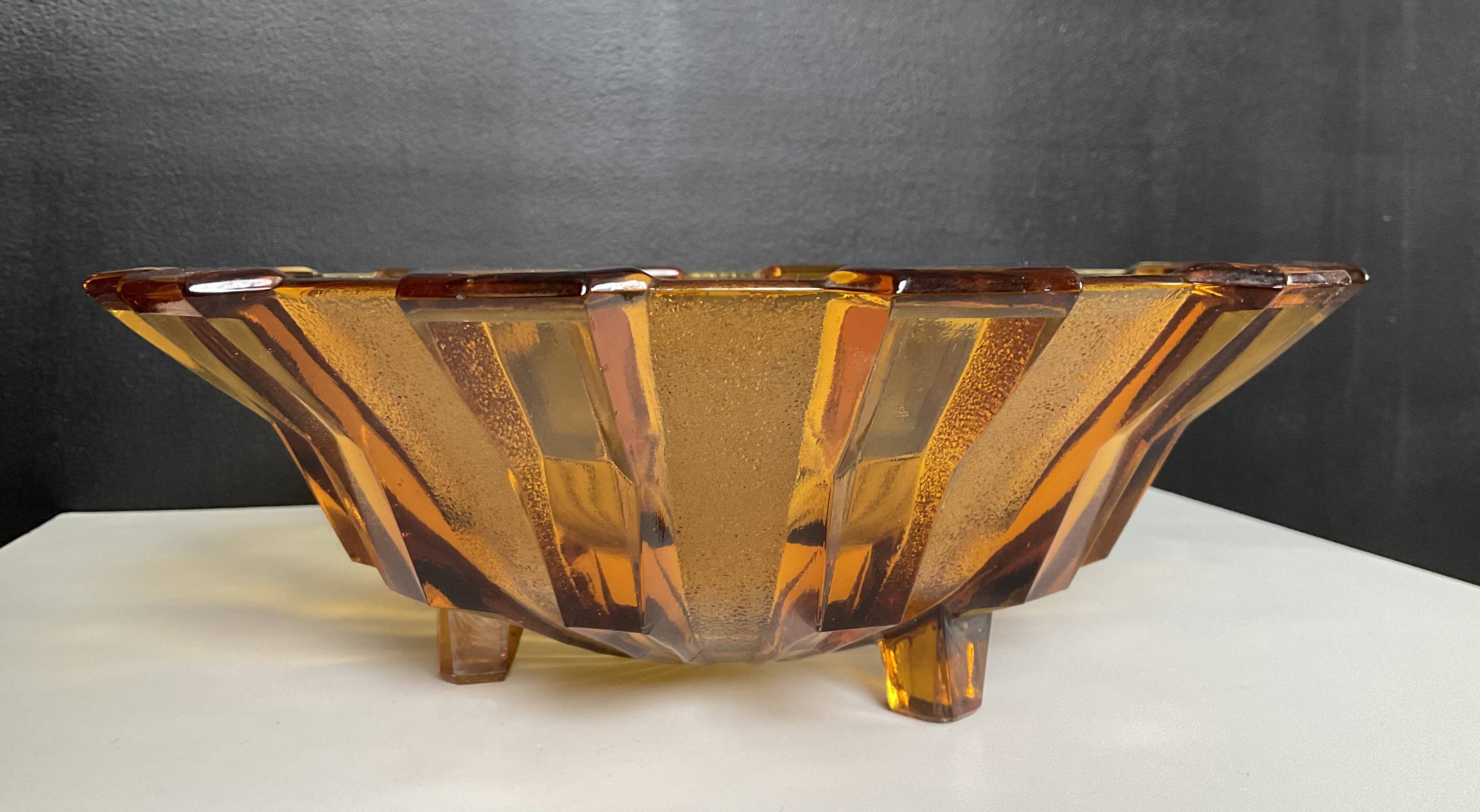 Coupe Art déco en verre ambré