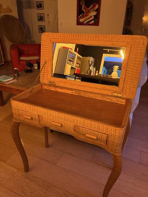 Hairdresser's chair with a rattan stool