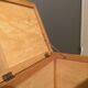 Banc coffre à jouets vintage en bois blond – années 60/70