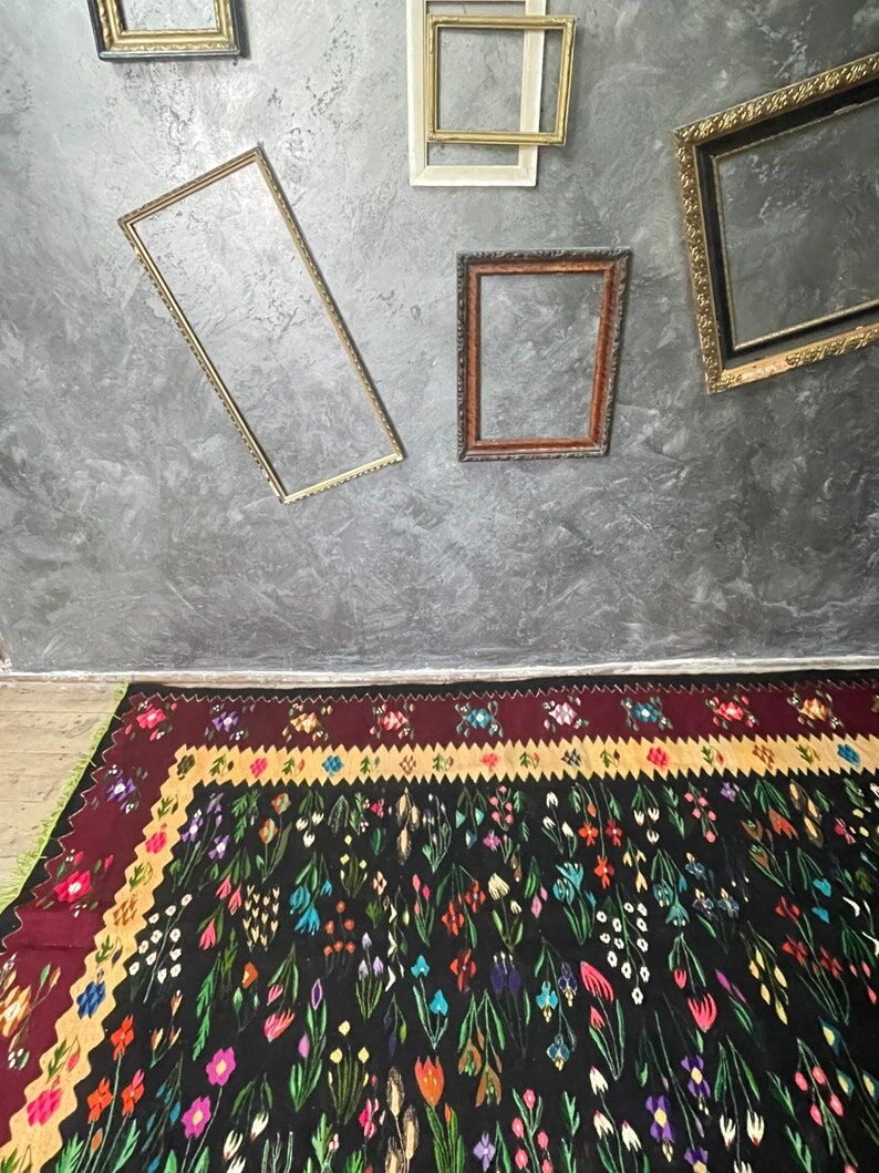 Oltenian floral beautiful rug, large size for a livingroom, handmade in wool in Romania