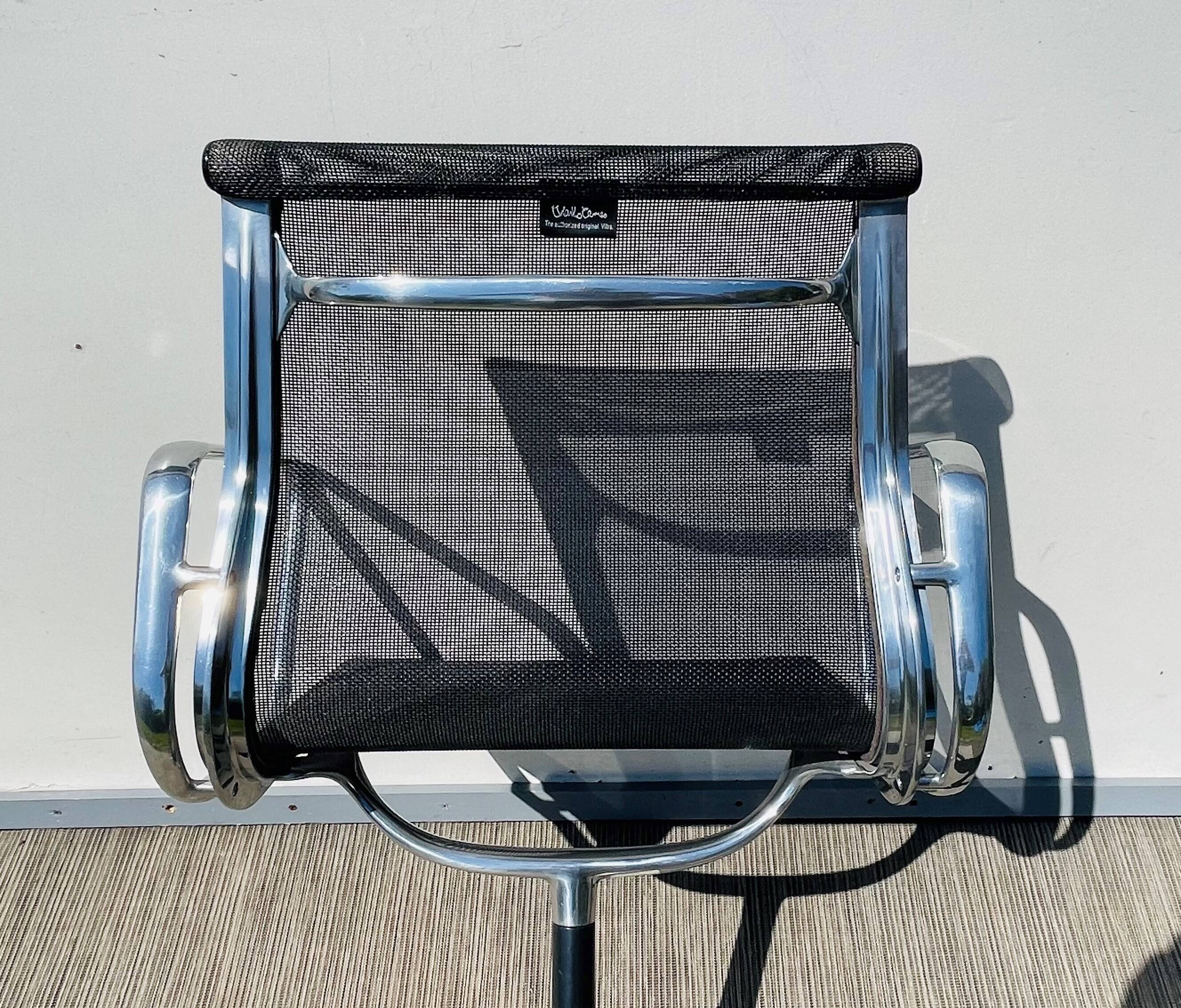 Paire de chaises Ch. Eames Alu Group résille Vitra Vintage